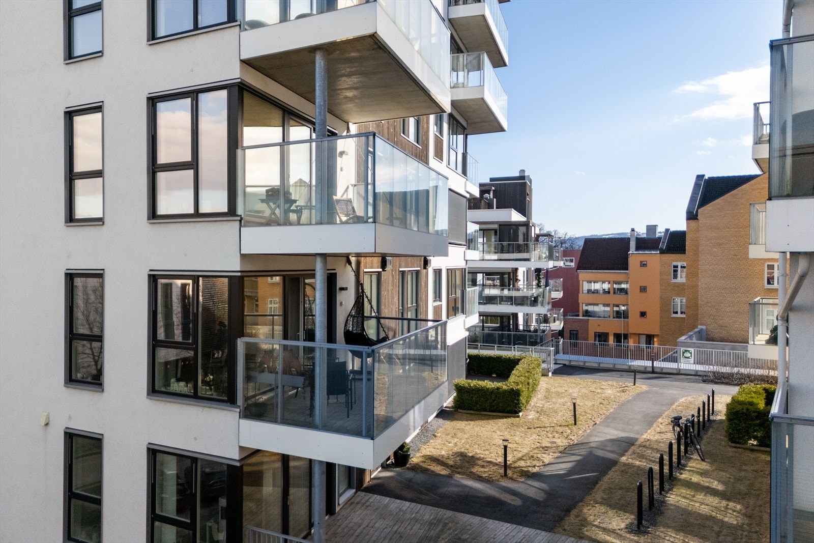 Leilighetern ligger blokk B i Origo sameie og ble bygget i 2019. Fine forseggjorte utearealer. Nord, sør og østvendt balkong. Galleribilde