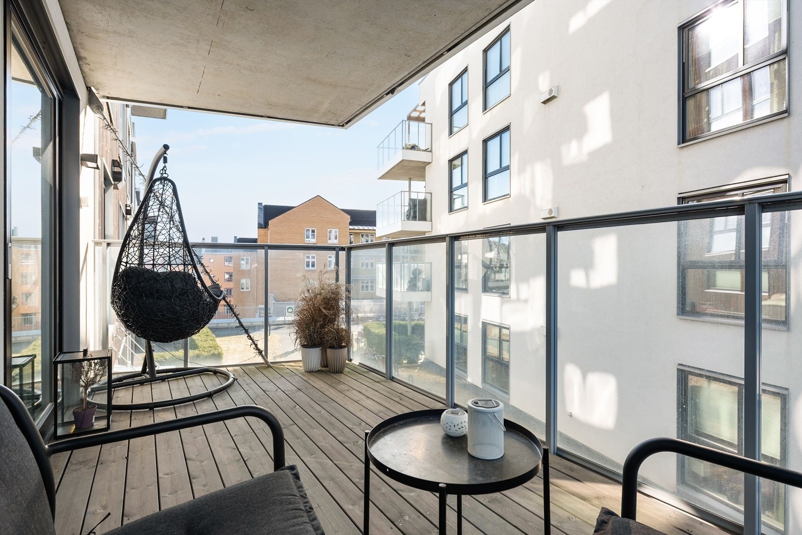 Balkongen har en romslig størrelse og flere møbleringsmuligheter og fungerer fint som en forlengelse av stuen i sommerhalvåret. Galleribilde