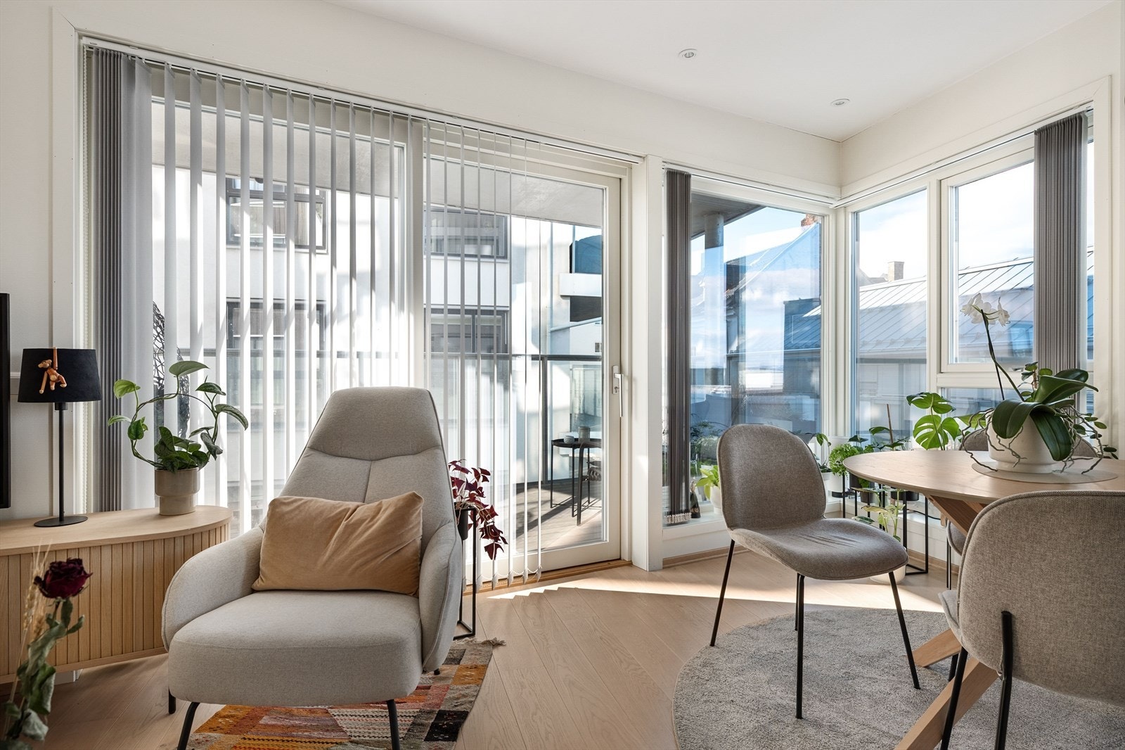 Utgang til balkong via skyvedør. Montert innvendige lamellgardiner på alle vinduer i stue. Galleribilde
