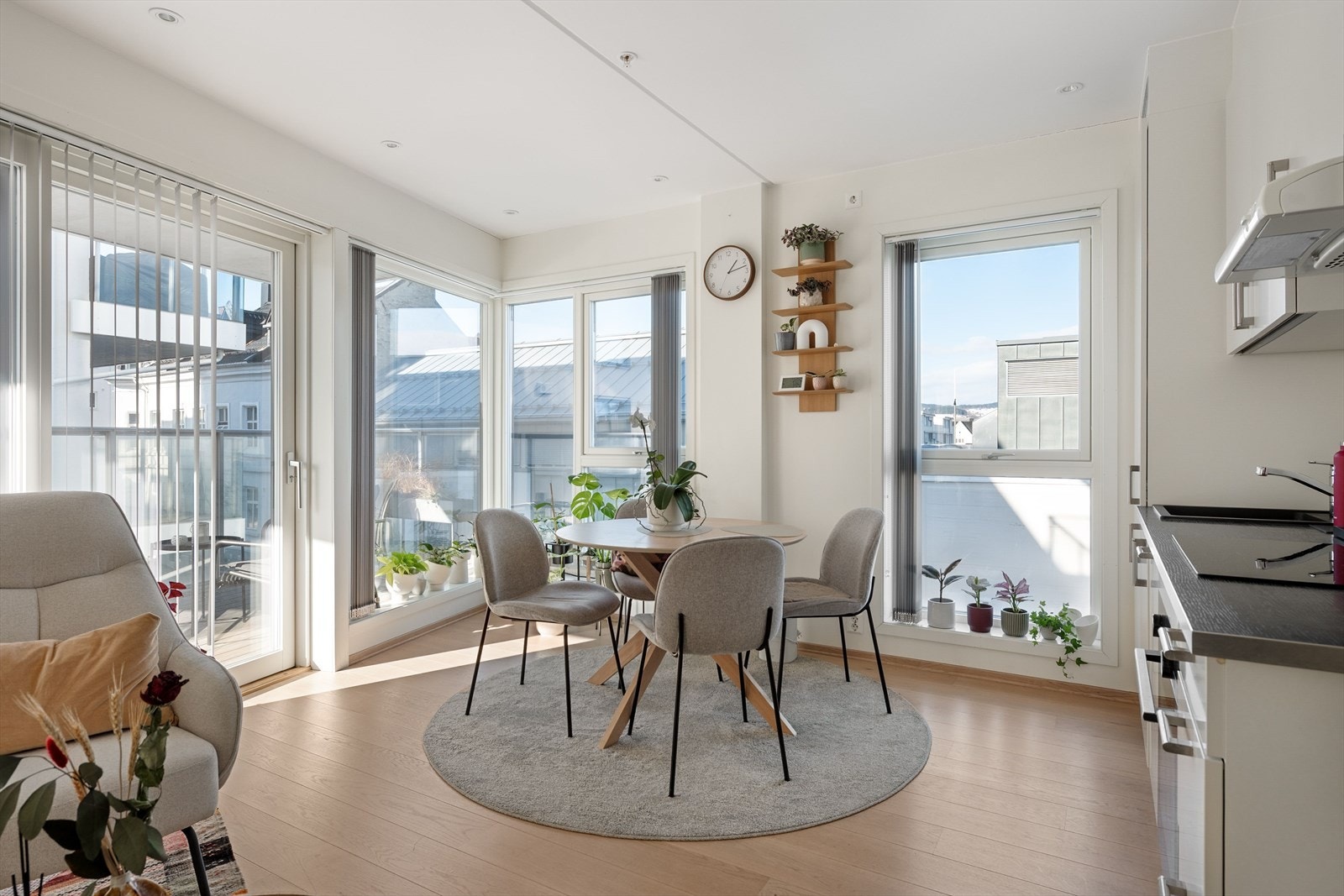 Leiligheten har en fin intern beliggenhet på hjørne med stor fin balkong som vender mot nord, vest og sør. Galleribilde