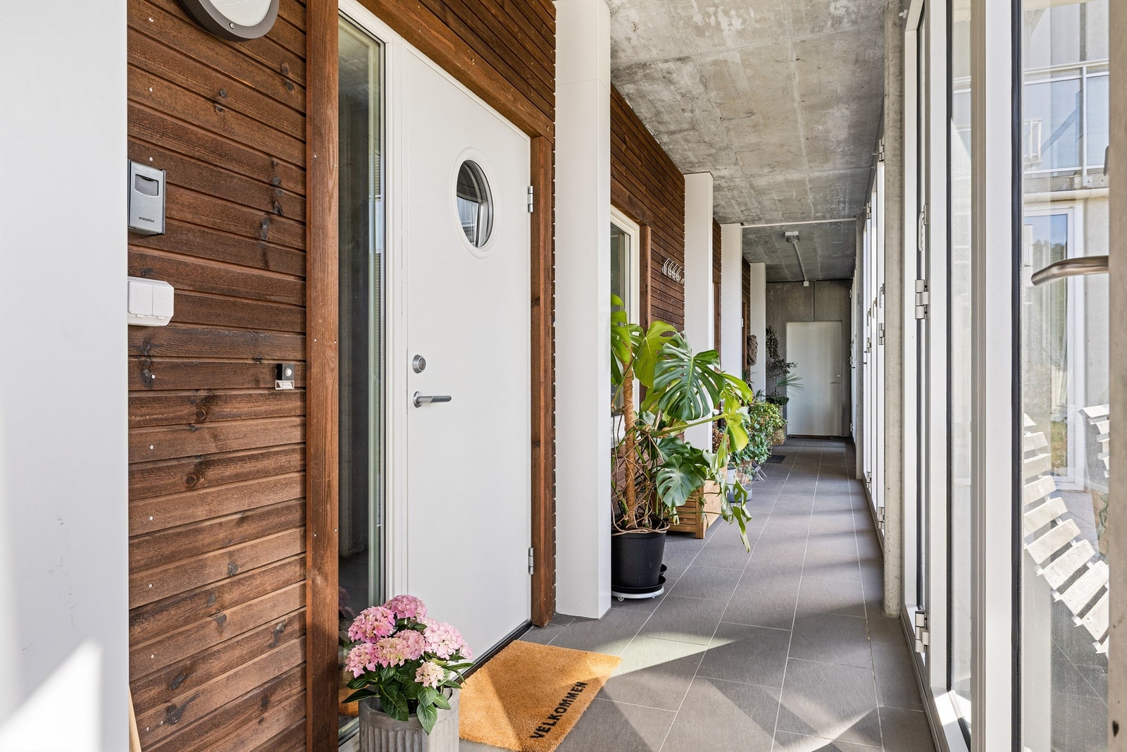 Lys og innbydende inngangsparti med moderne design. Velkommen hjem! Galleribilde