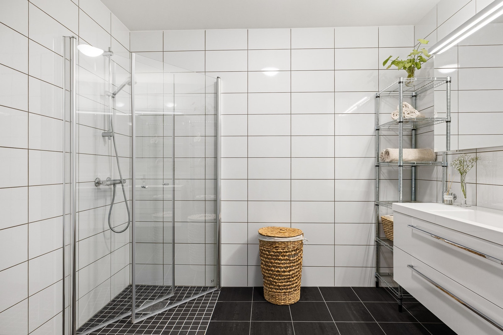 Flott flislagt bad med gulvvarme Galleribilde