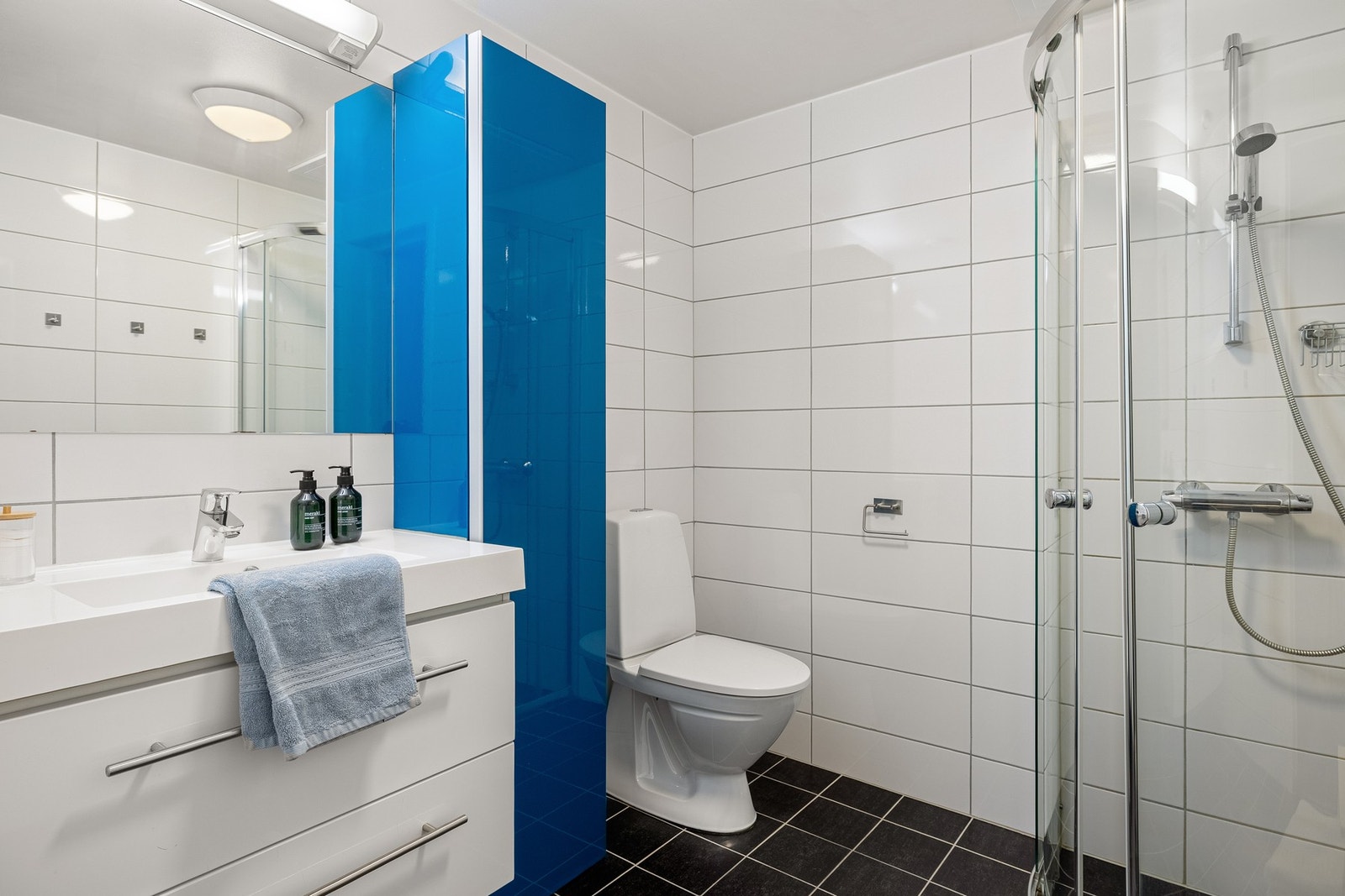 Badet måles til 4,1 kvm. og er hefliset med underliggende varmekabler i gulv. Galleribilde