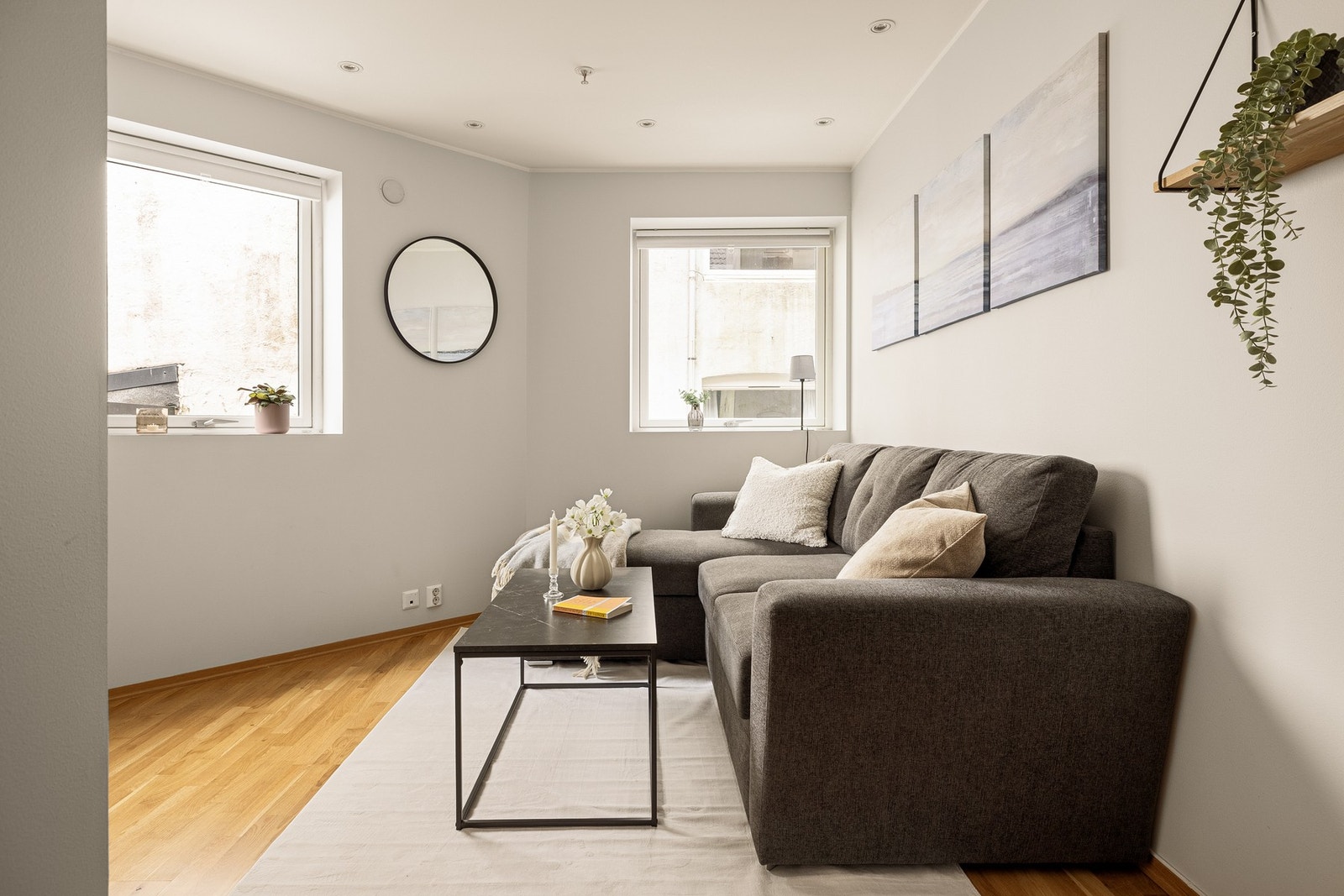 Stuen måles til 14,3 kvm. og har vindusflater som slipper inn godt med naturlig lys. Galleribilde