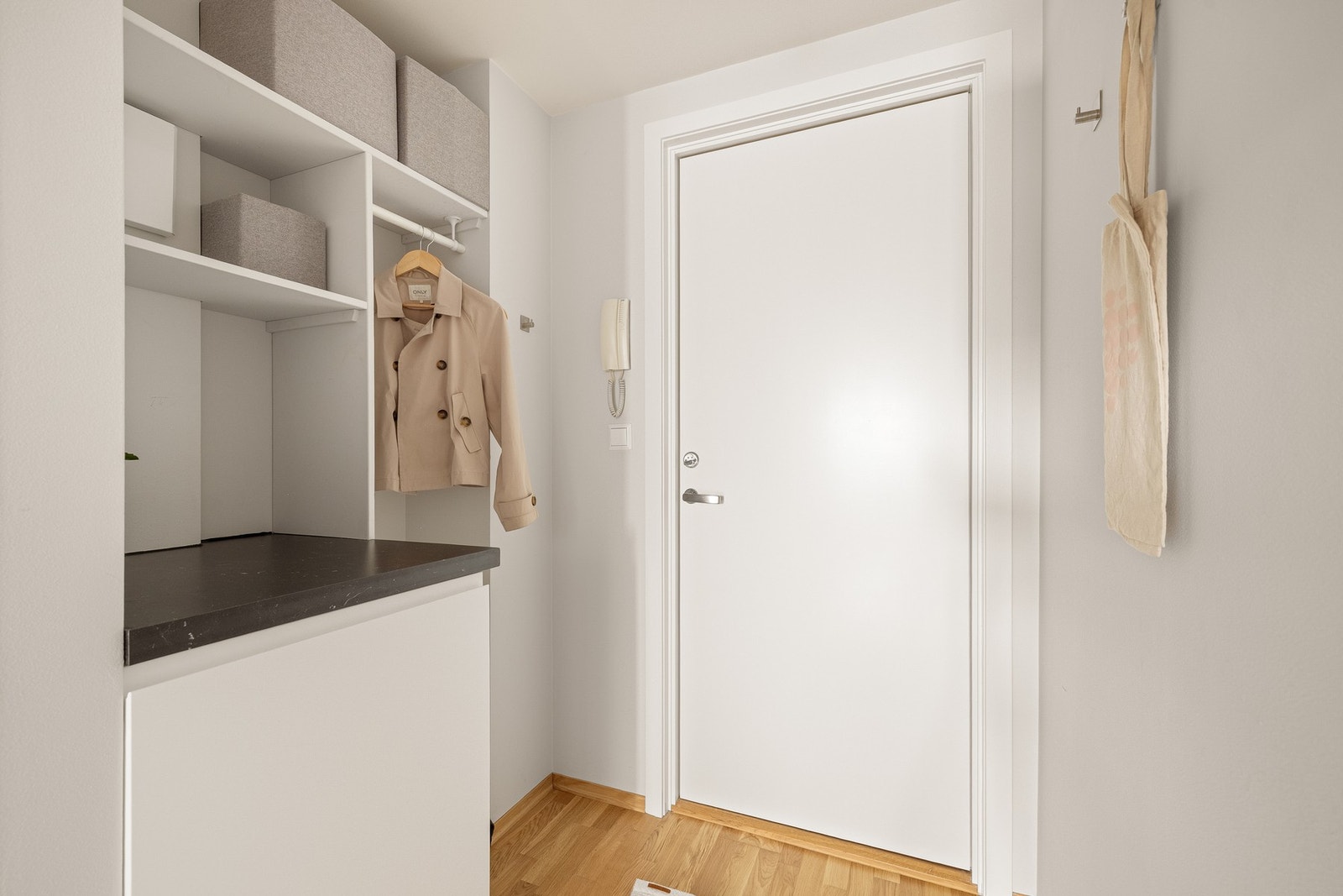 I entréen er det god plass til å henge fra seg yttertøy og sko. Galleribilde