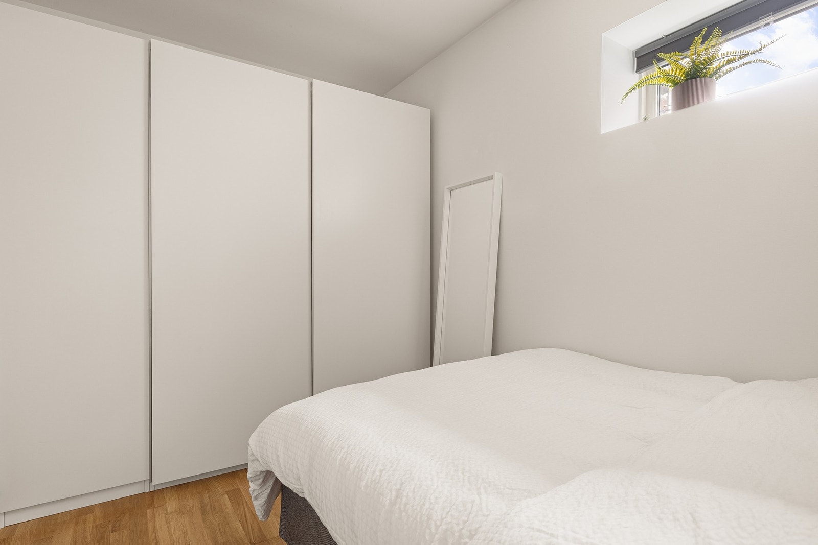 Her er det god plass til seng, nattbord og garderobeløsning for oppbevaringsplass. Galleribilde