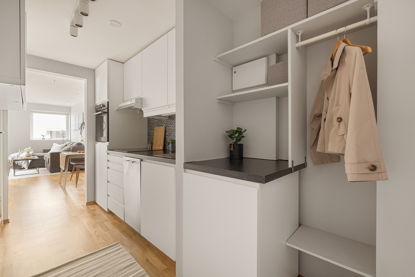 Det er utstyrt med følgende hvitevarer: Platetopp, stekeovn, ventilator, oppvaskmaskin og kjøleskap. Galleribilde