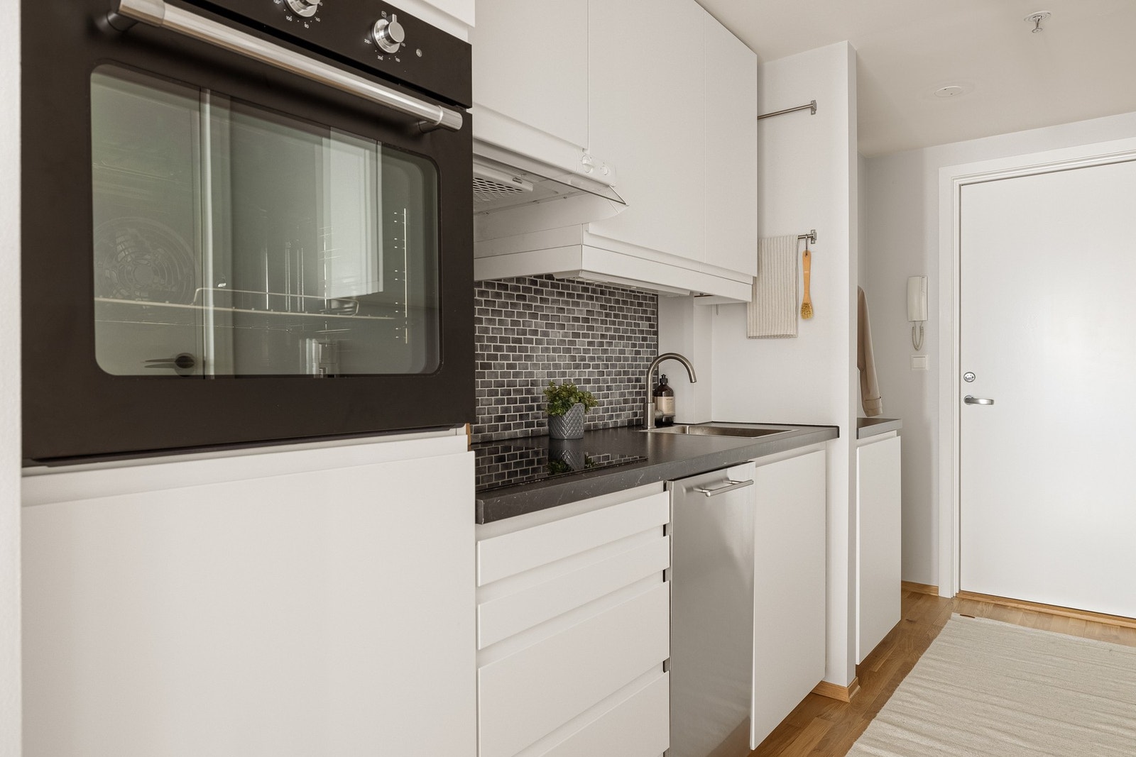 Kjøkkenet er levert av IKEA og har en innredning som består av slette fronter og benkeplate av laminat. Galleribilde