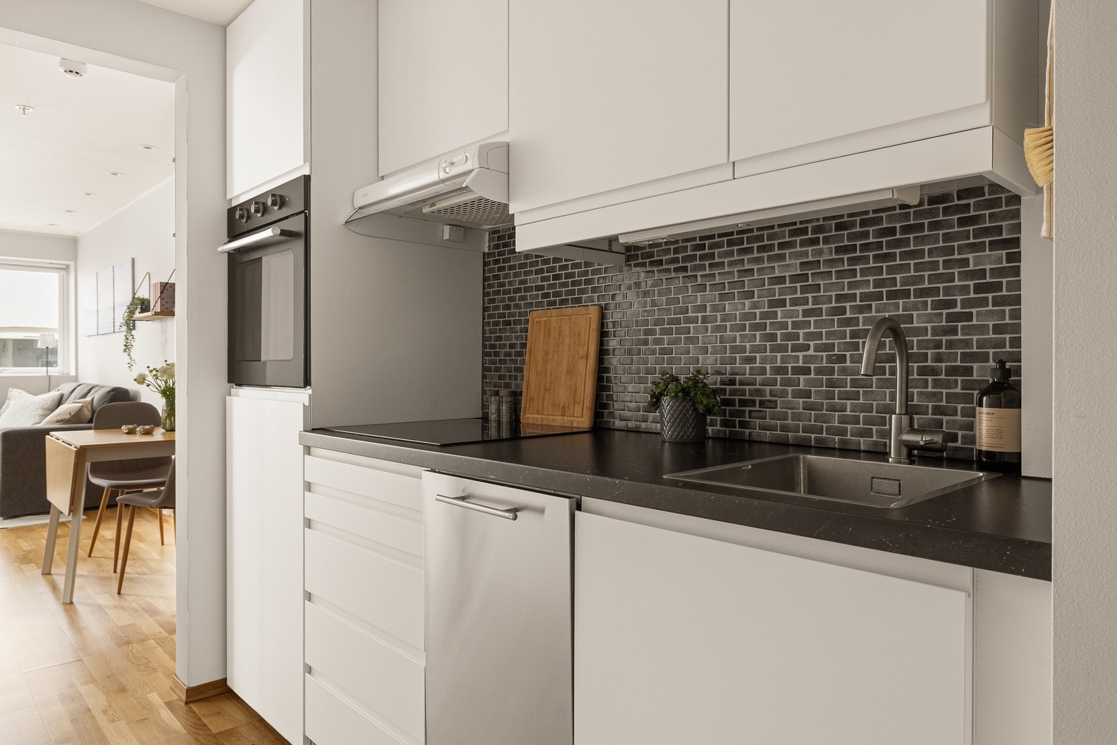 Det er også praktiske fliser mellom veggen og benkeplaten som gjør kjøkkenet enkelt å holde rent til en hver tid. Galleribilde