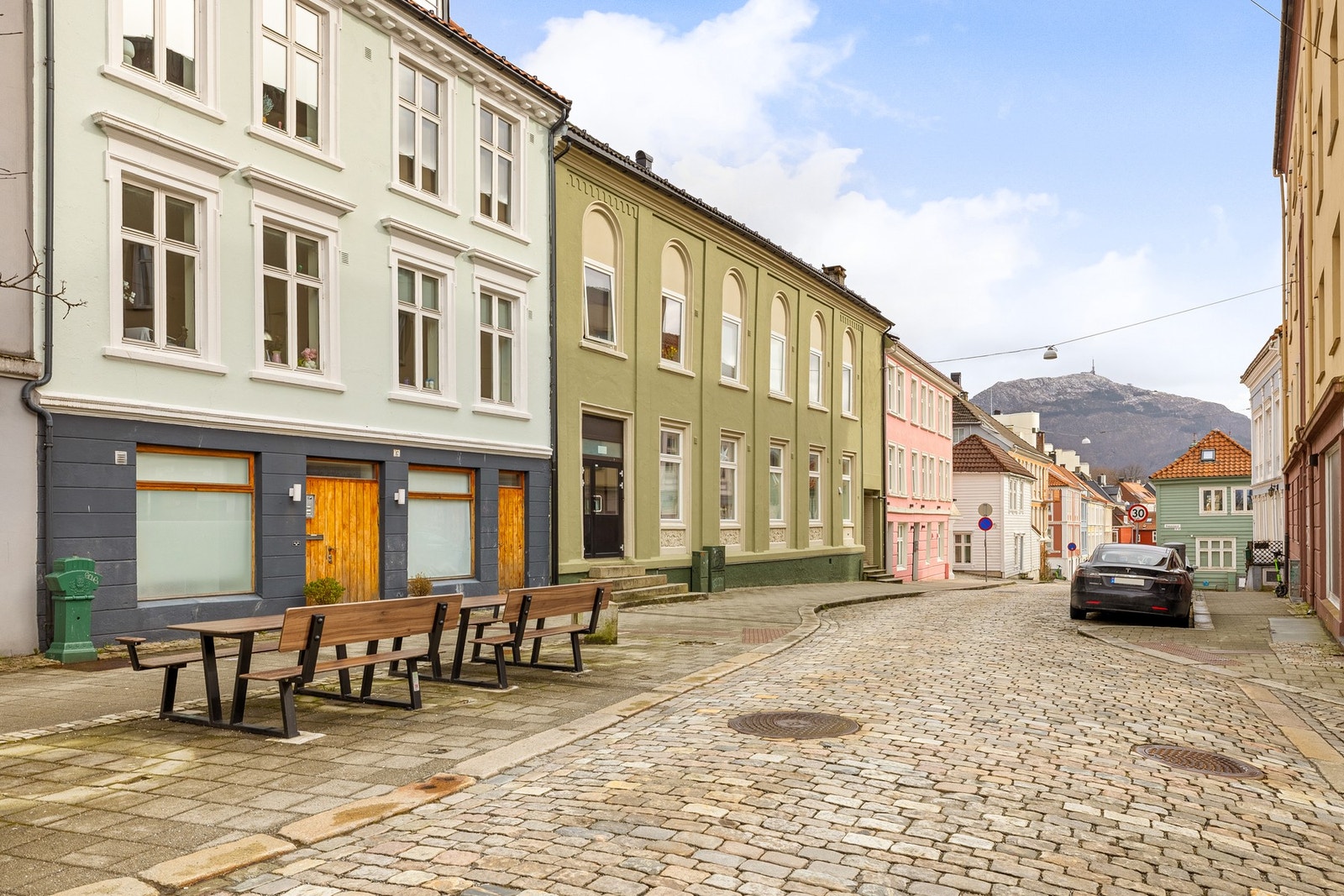 Beliggenheten er i hjertet av Bergen sentrum med gangavstand til alt en kunne tenke seg! Galleribilde