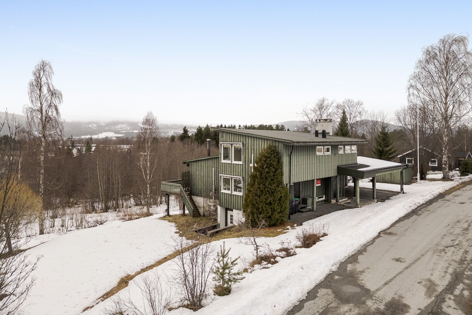 Bygningen har malte trevinduer med 2-lags og 3-lags glass, og det er mekanisk avtrekk i boligen. Galleribilde