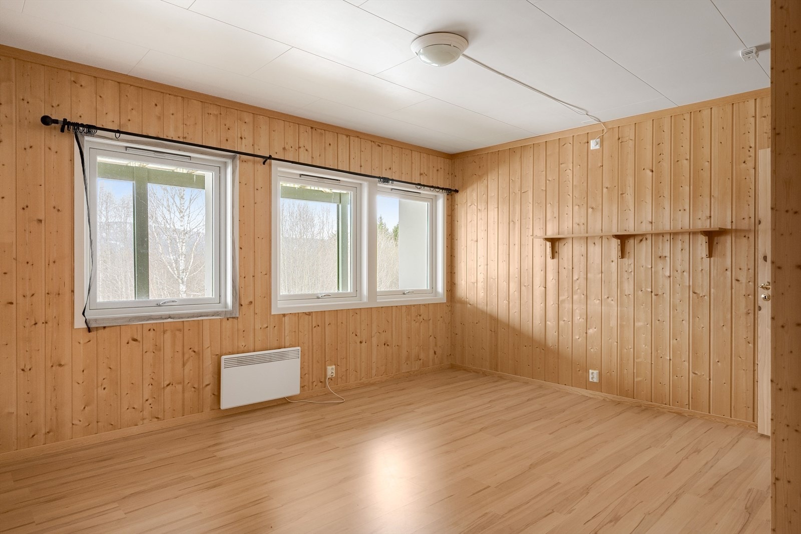 Eiendommen har til sammen 9 soverom fordelt på sokkeletasje, 1.etasje og 2.etasje. Galleribilde