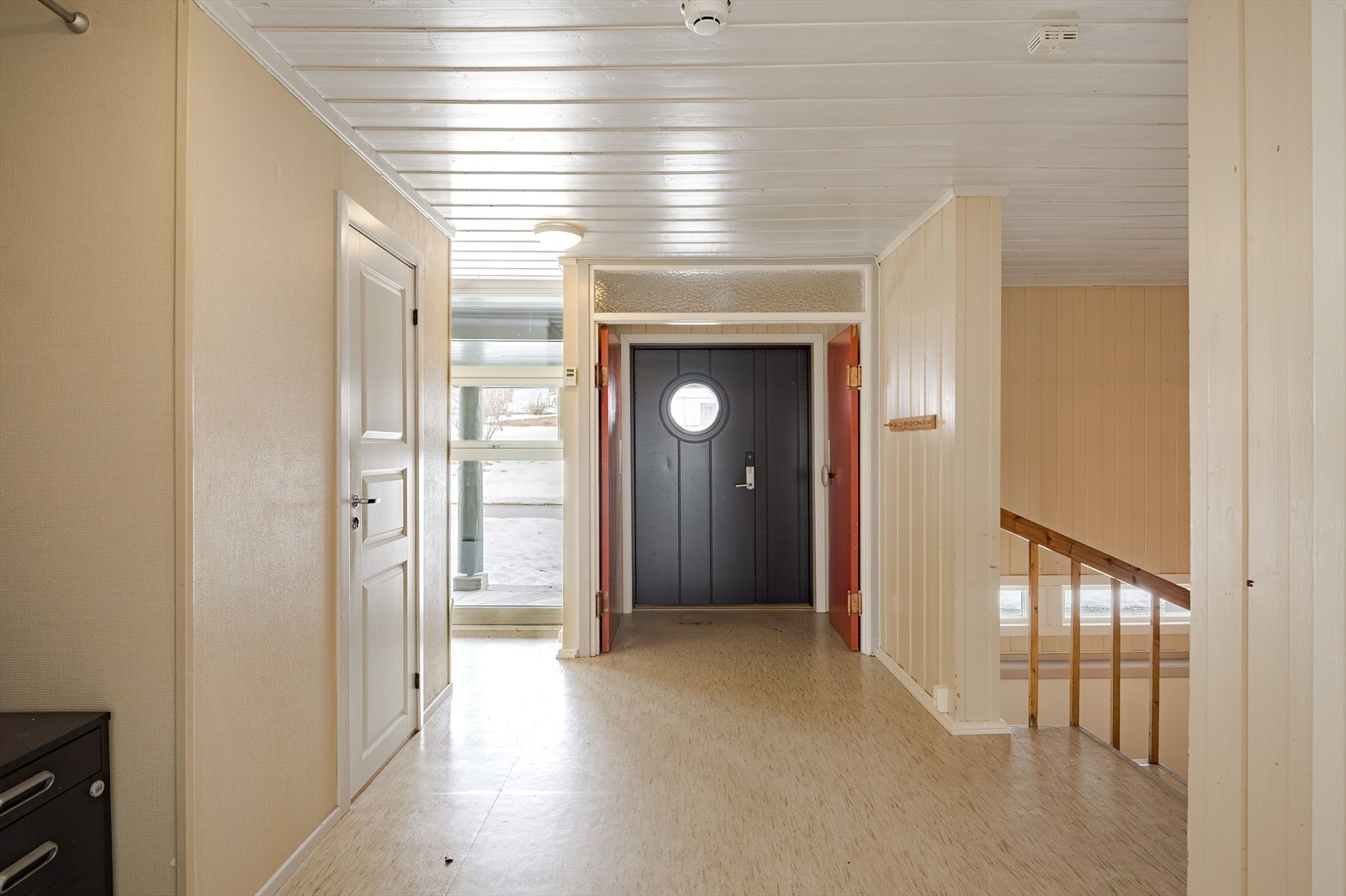 Entréen har laminatgulv og malte vegger, med god plass til oppbevaring og enkel tilgang til resten av boligen. Galleribilde