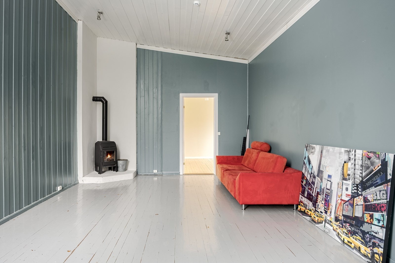 Det er flere vedovner i bygget i tillegg til 2 varmepumper. Galleribilde