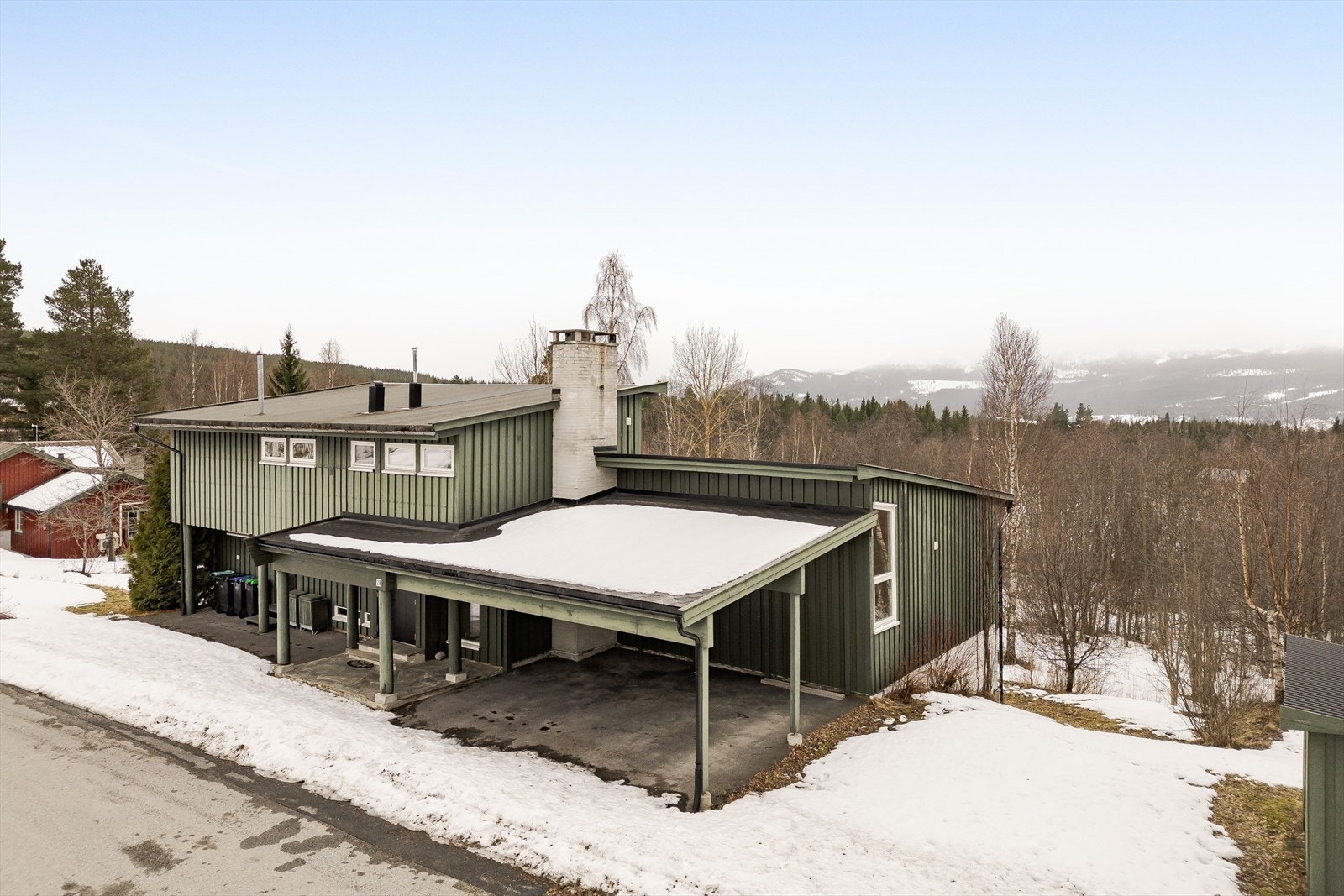 Carport med asfaltert dekke og plass til 2 biler. Galleribilde