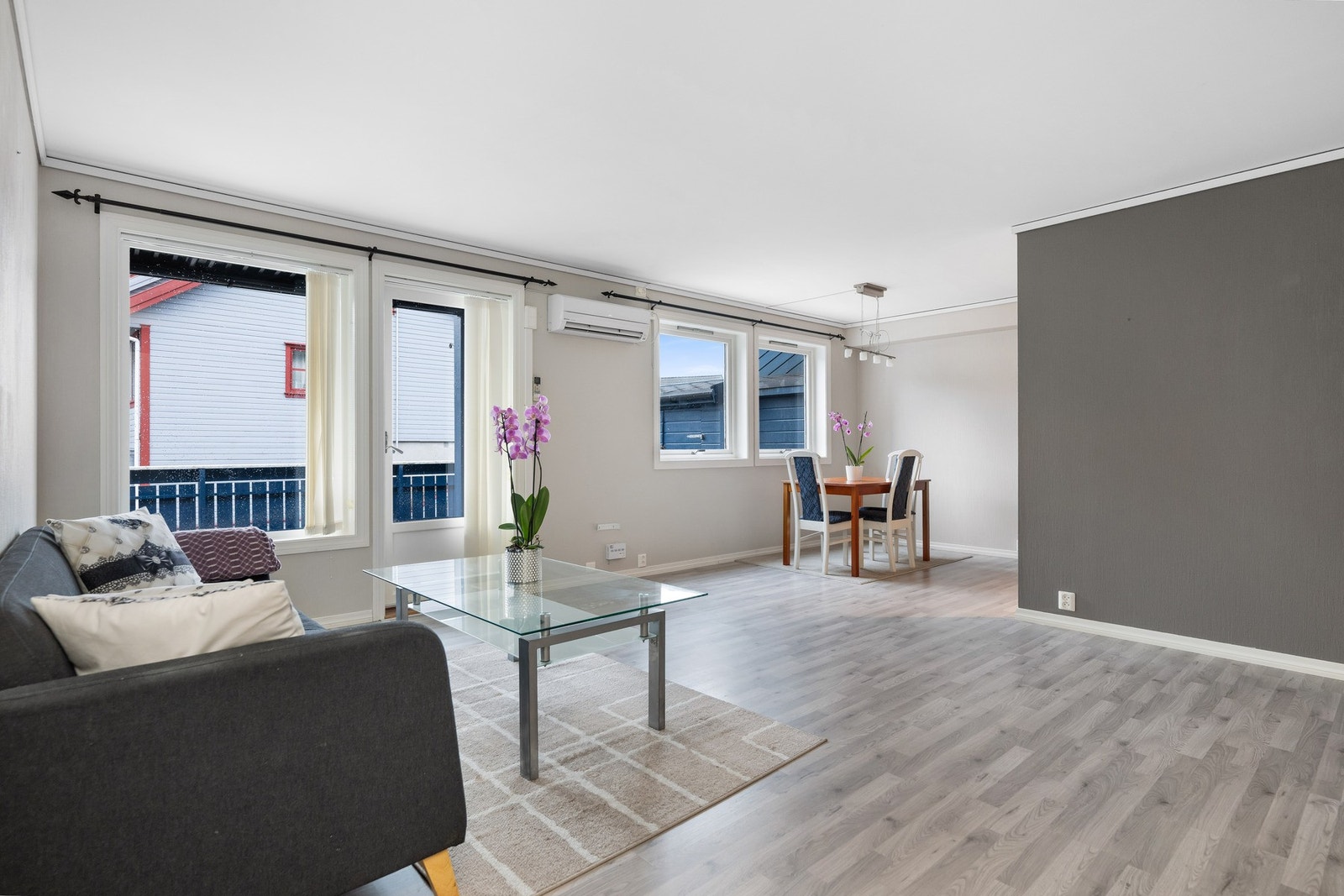 Lys og romslig stue. Galleribilde