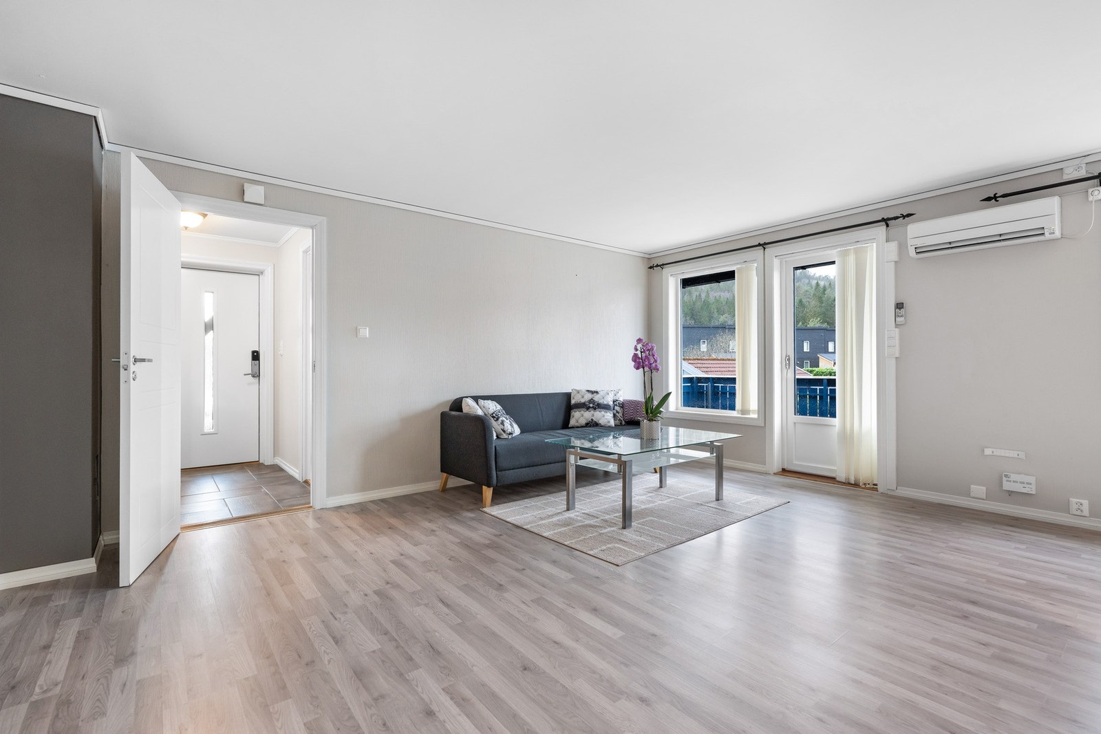 Fra stuen er det direkte utgang til terrassen. Galleribilde