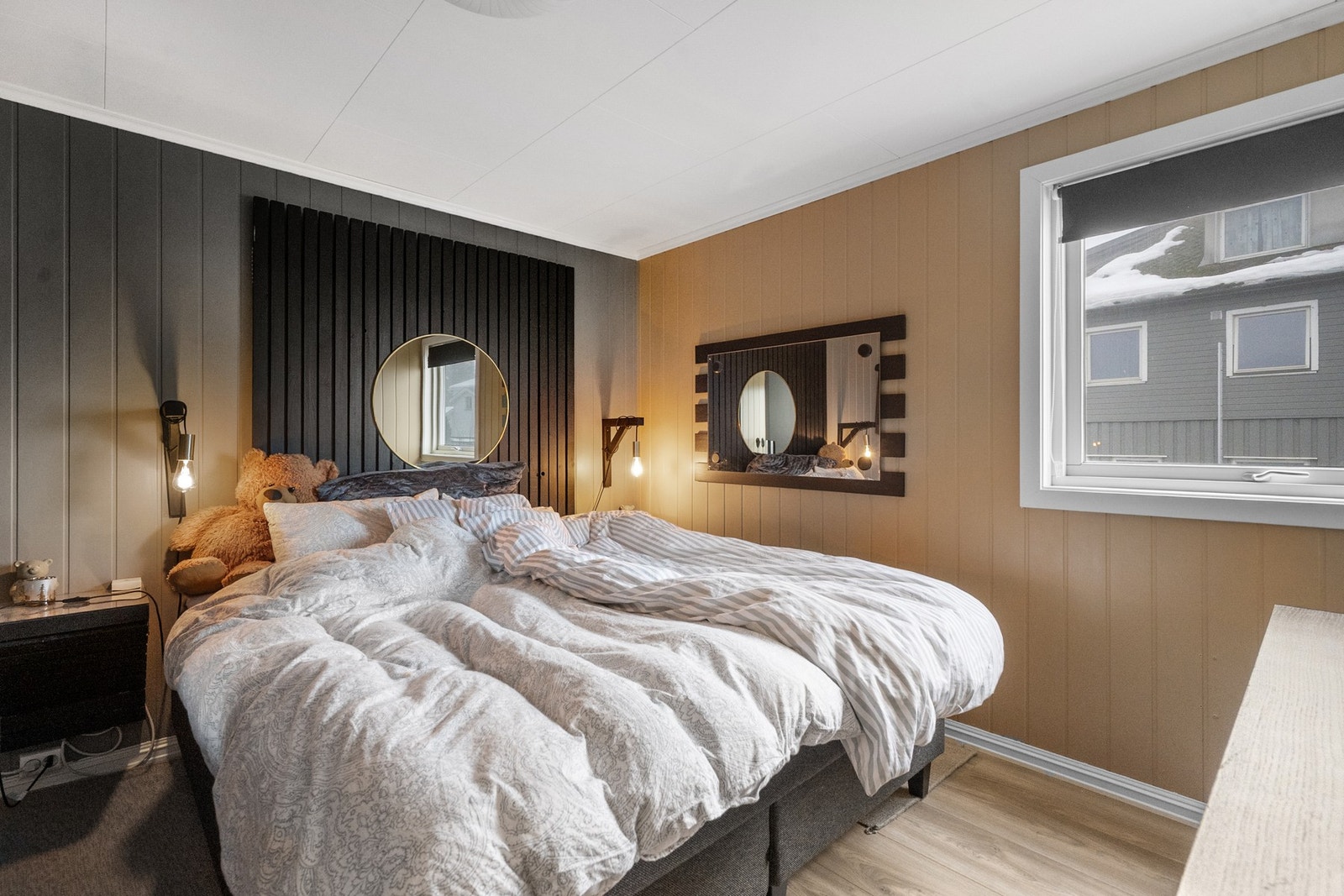 Videre finner du et romslig soverom. Galleribilde