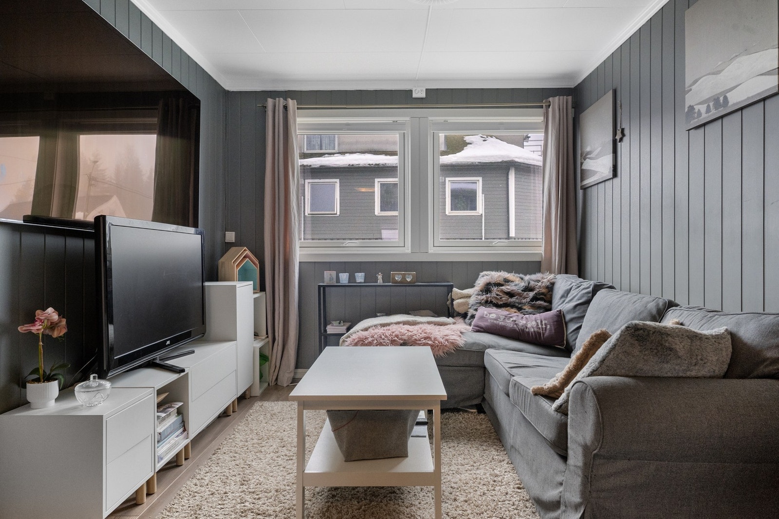 Stue- og kjøkken i åpen løsning som gir en god romfølelse med hyggelige oppholdsarealer. Galleribilde