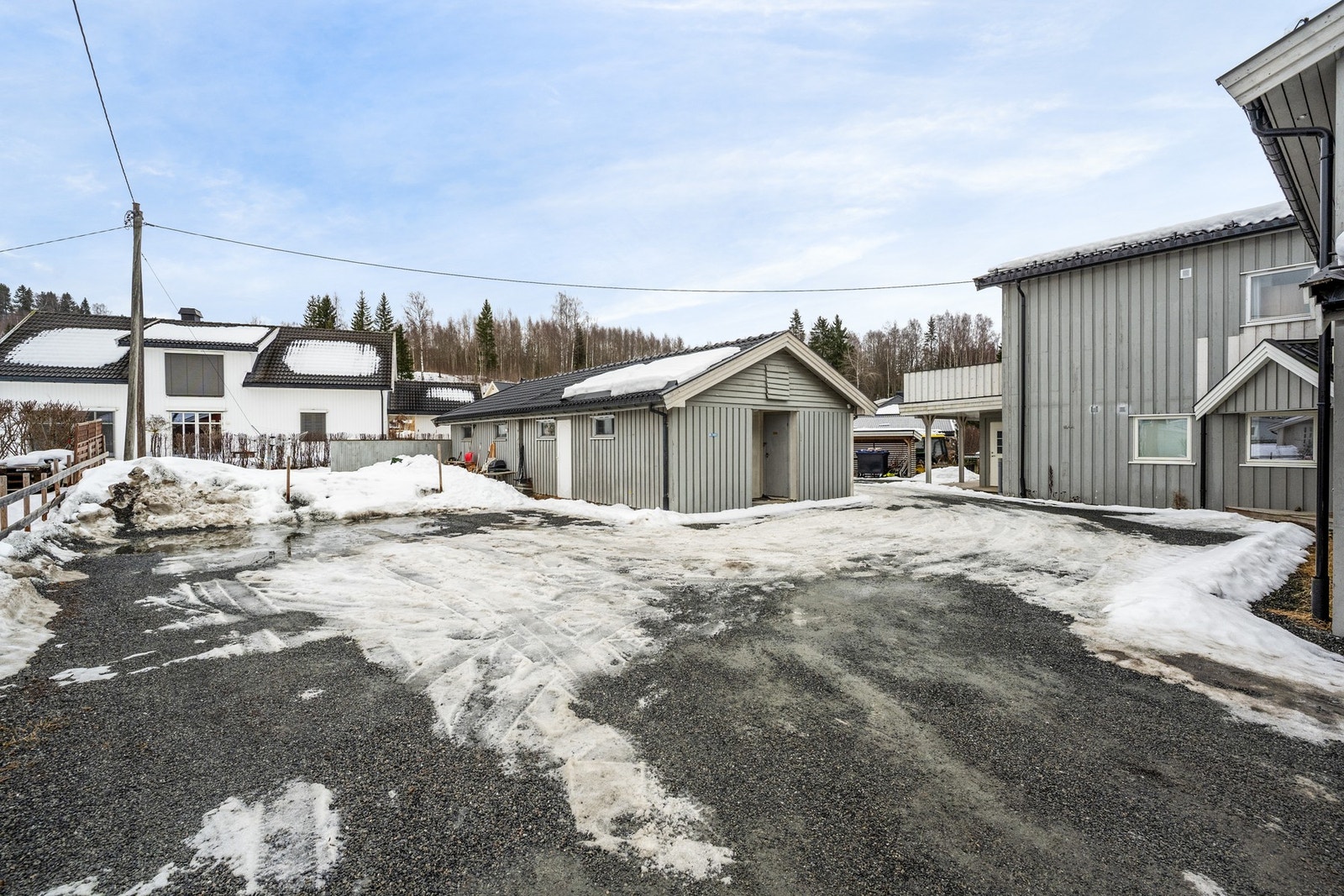 Fra eiendommen er det gode gang- og sykkelforbindelser som gjør det enkelt å komme seg rundt på en trygg og miljøvennlig måte. Galleribilde