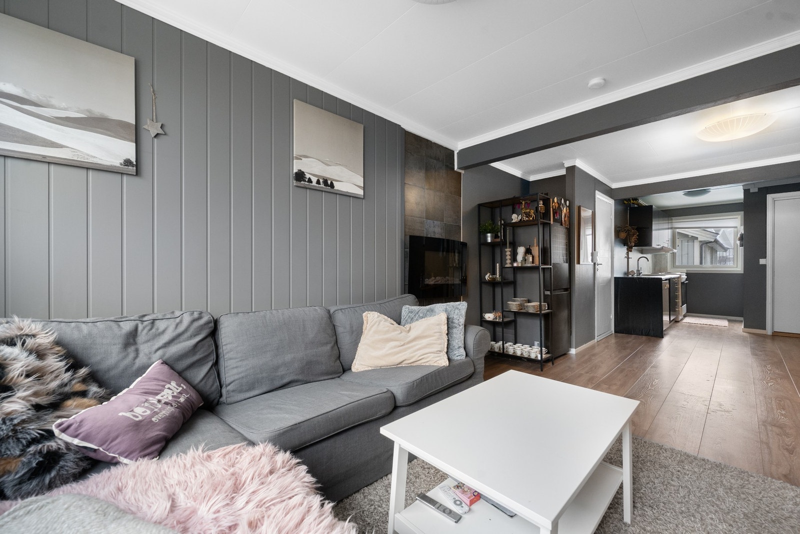 Velkommen til en praktisk og lettstelt leilighet med sentral, men rolig beliggenhet i Hunndalen. Galleribilde