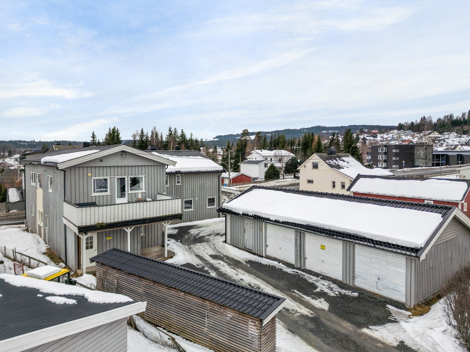I nærområdet finner du dagligvarebutikker, bensinstasjon, frisører og andre praktiske fasiliteter som gjør hverdagen enkel og effektiv. Galleribilde