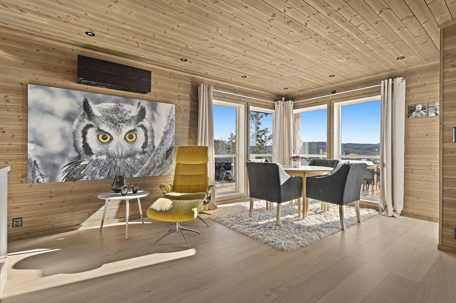 Det er en åpen stue- og kjøkkenløsning med utsikt Galleribilde