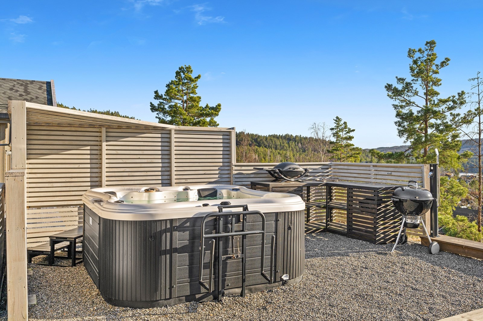 Det er i tillegg et lite "kjøkkenareal" og jacuzzi Galleribilde