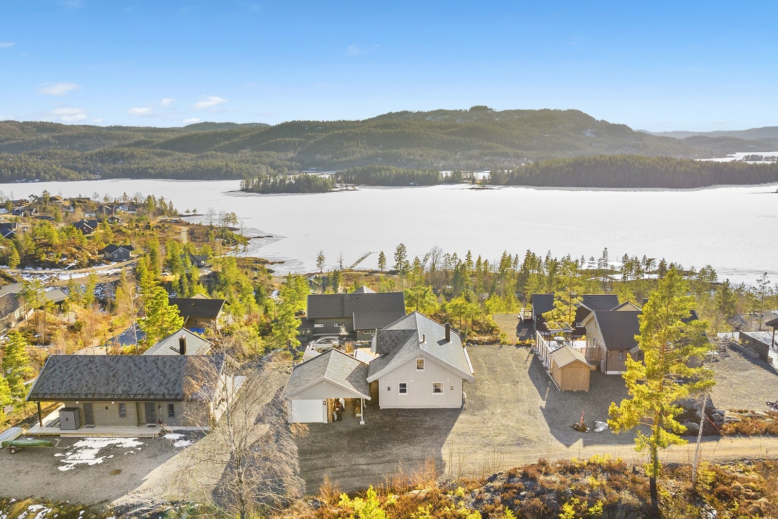 Fra hytta er det kort vei til både båtplass og fine badeplasser. Galleribilde