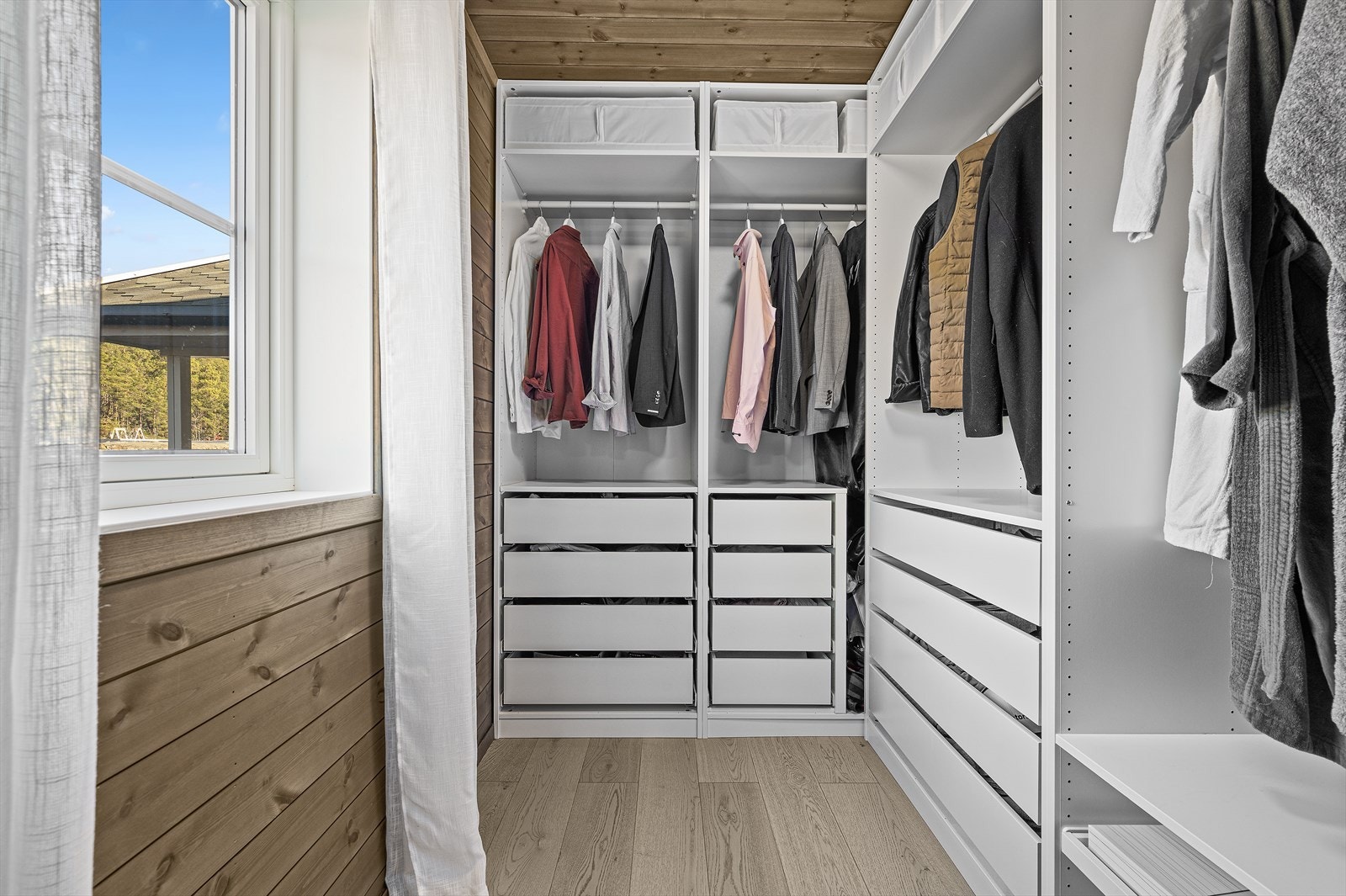 Soverom 2 brukes i dag som garderobe Galleribilde