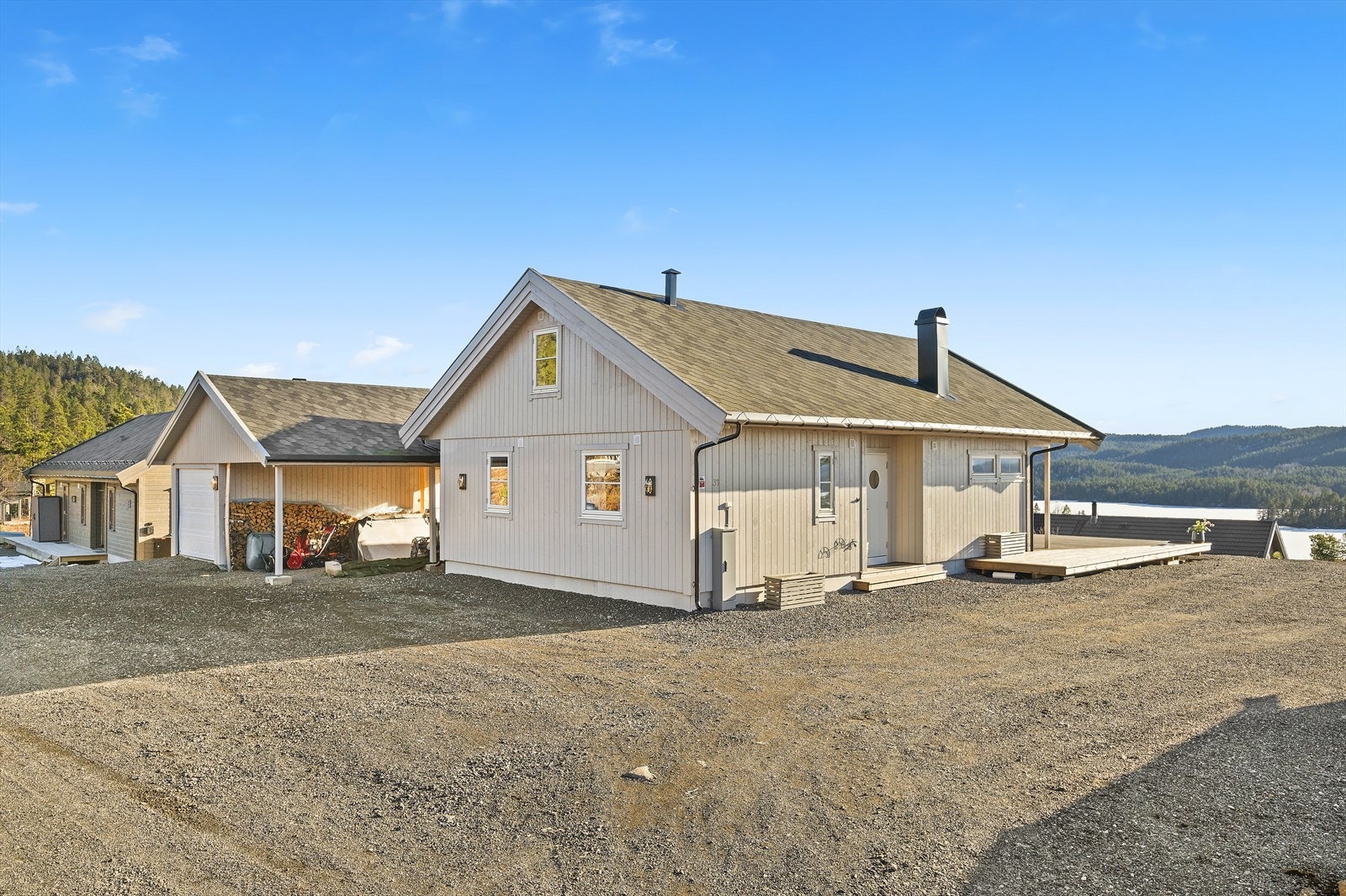 Det er godt men biloppstillingsplass på tomten. I tillegg
har garasjen ledport og carport Galleribilde