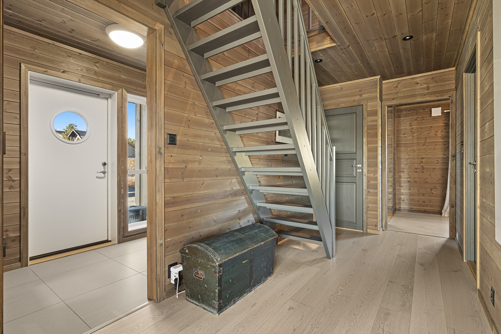 Fra gangen er det trappeoppgang til loftstue og hemsrom Galleribilde
