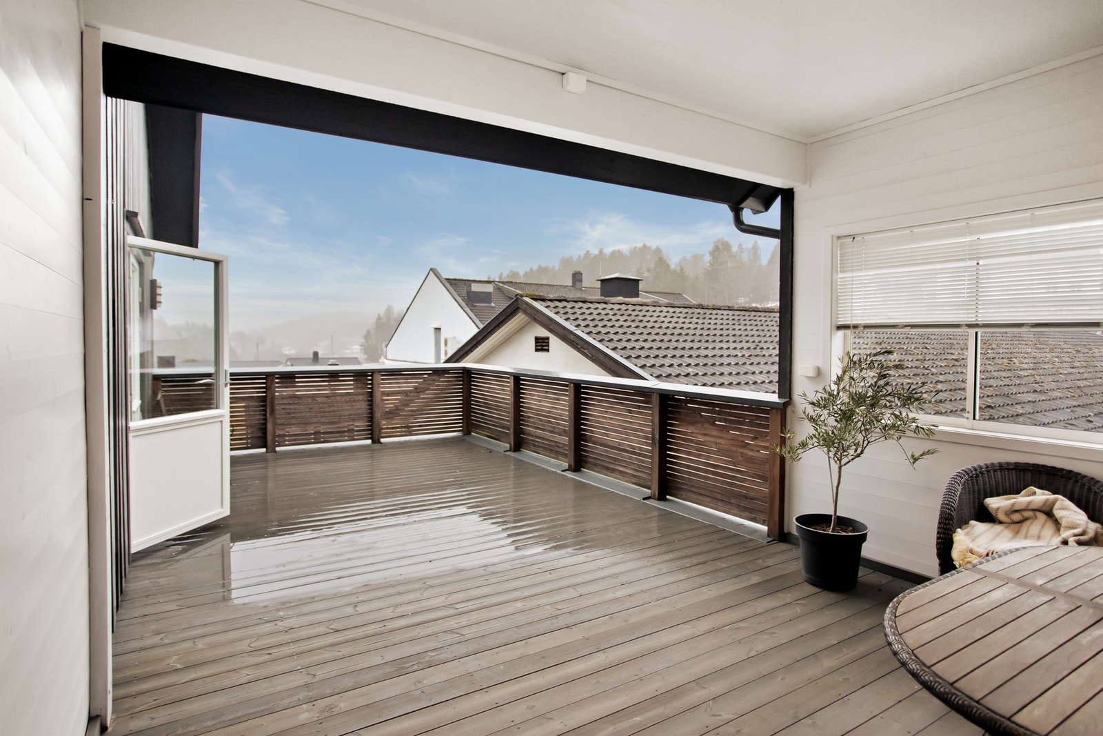 Ut fra stua så kommer du til en stor terrasse, med god plass til ønsket møblement! Galleribilde