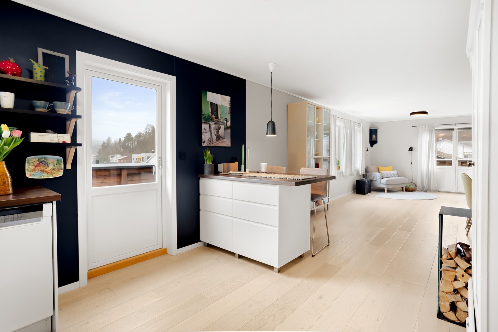Det er tilrettelagt for kjøleskap, oppvaskmaskin og komfyr. En kjøkkenventilator med avtrekk til uteluft bidrar til god luftkvalitet. Galleribilde