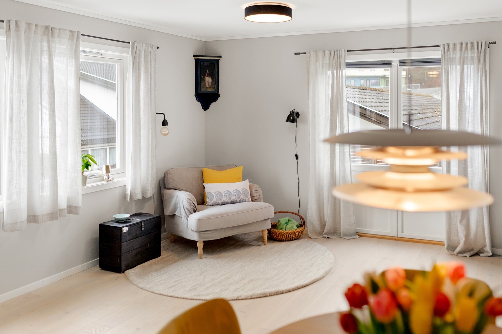 Store vindusflater slipper inn mye naturlig lys, som gjør stuen lys og praktisk gjennom dagen. Galleribilde