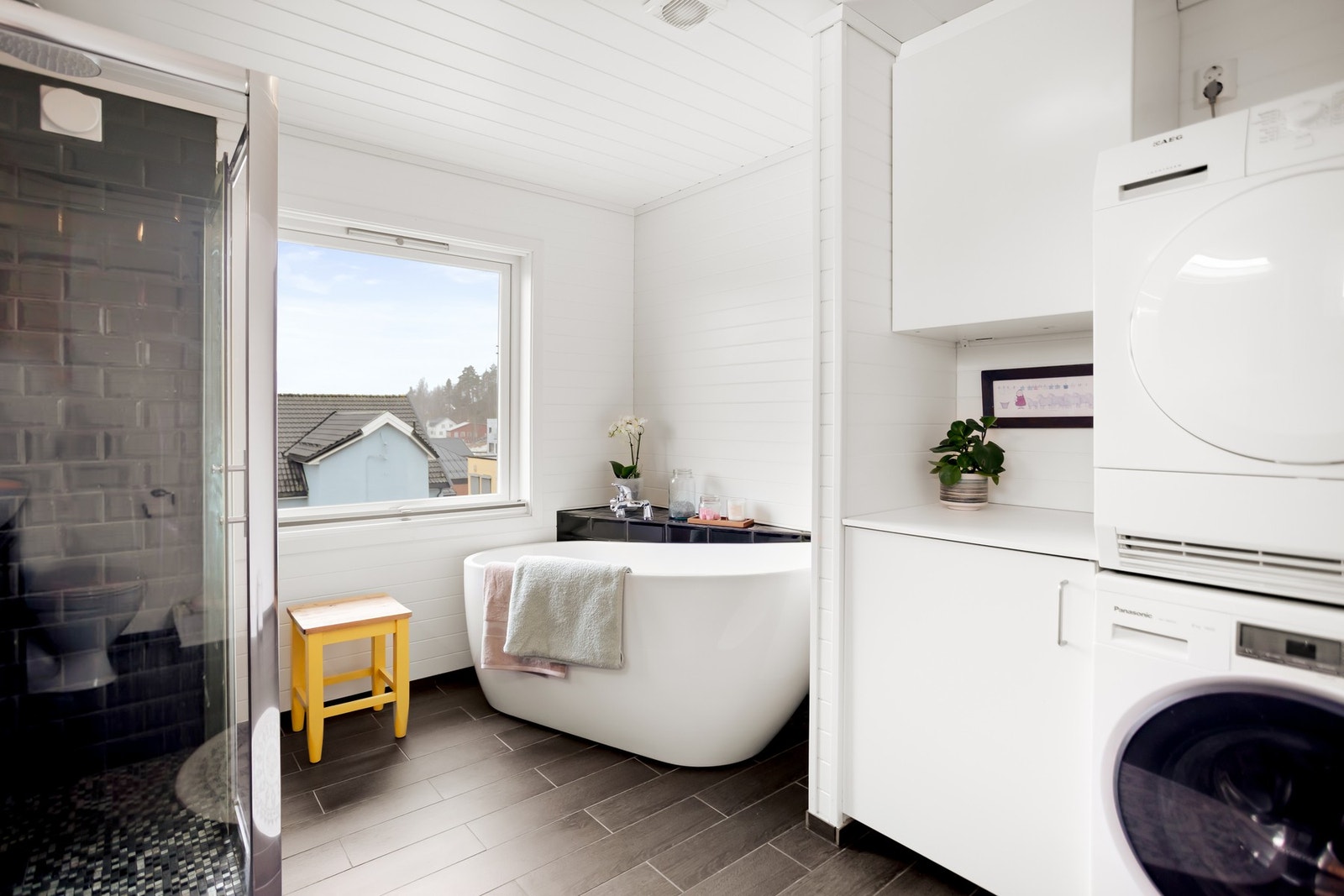 Gulvet har elektriske varmekabler som sørger for god varme på badet. Galleribilde