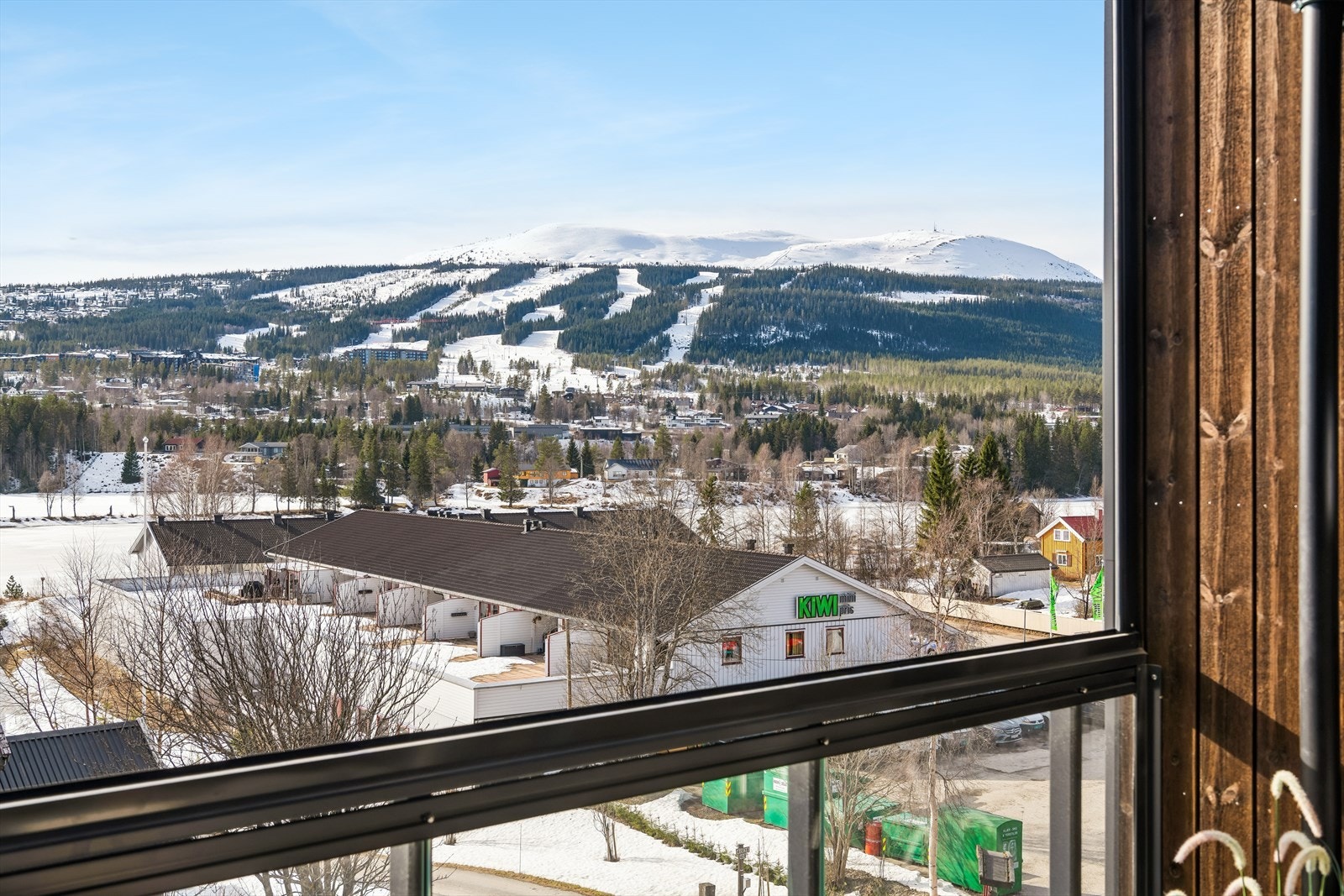 Utsikt fra veranda - Nærbutikken ligger rett over veien Galleribilde