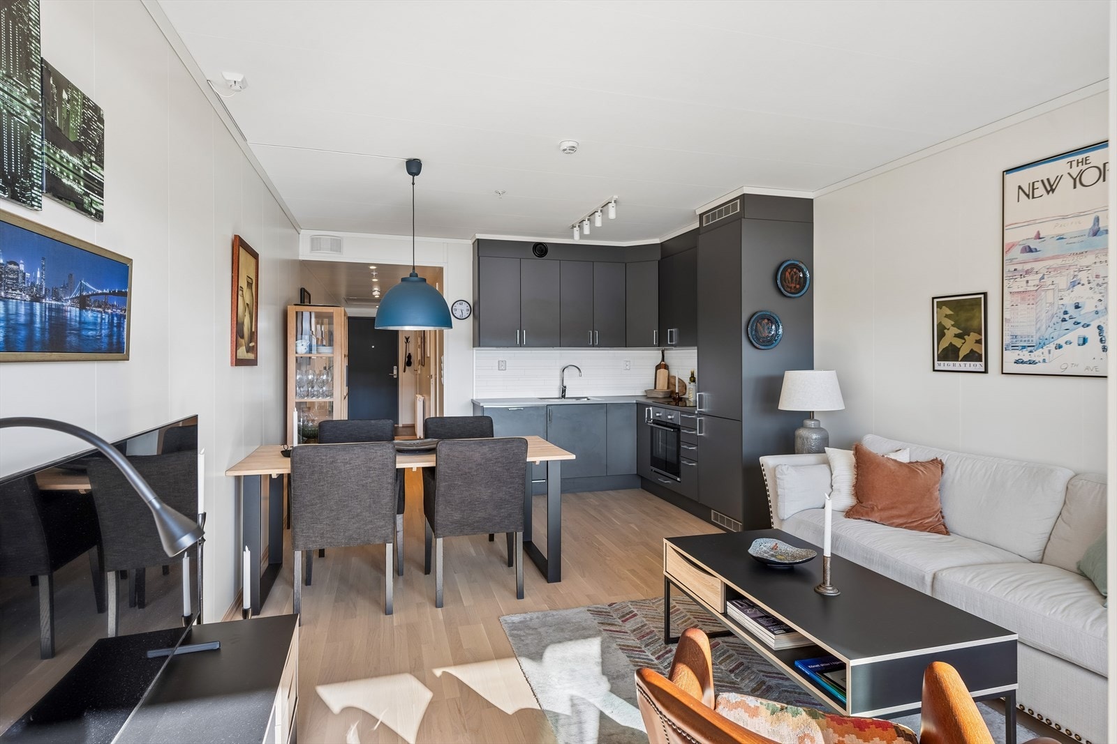 Kjøkken og stue med parkettgulv Galleribilde