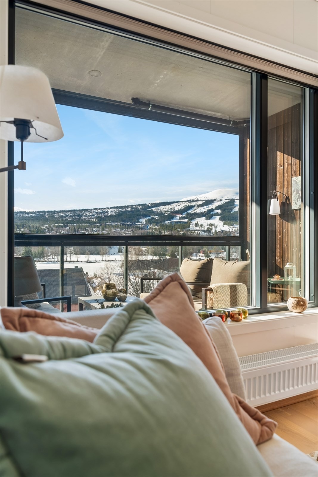 Utsikt mot Trysilfjellet fra sofakroken. Galleribilde