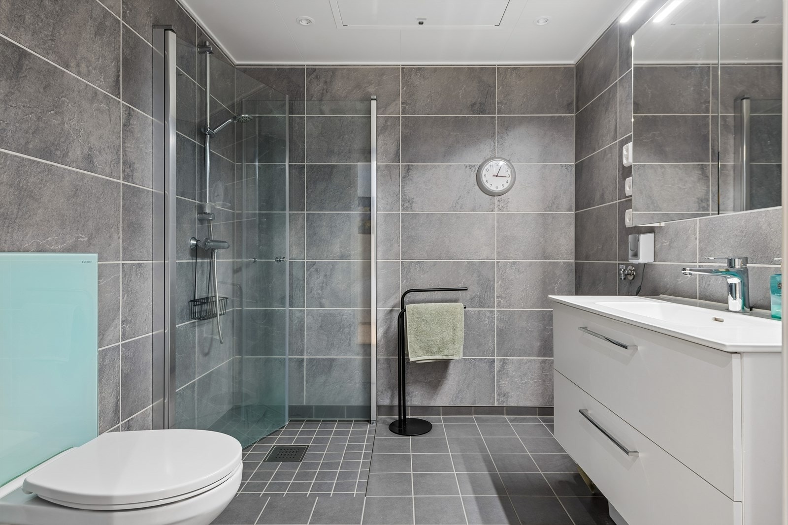 Flislagt bad med vannbåren gulvvarme Galleribilde