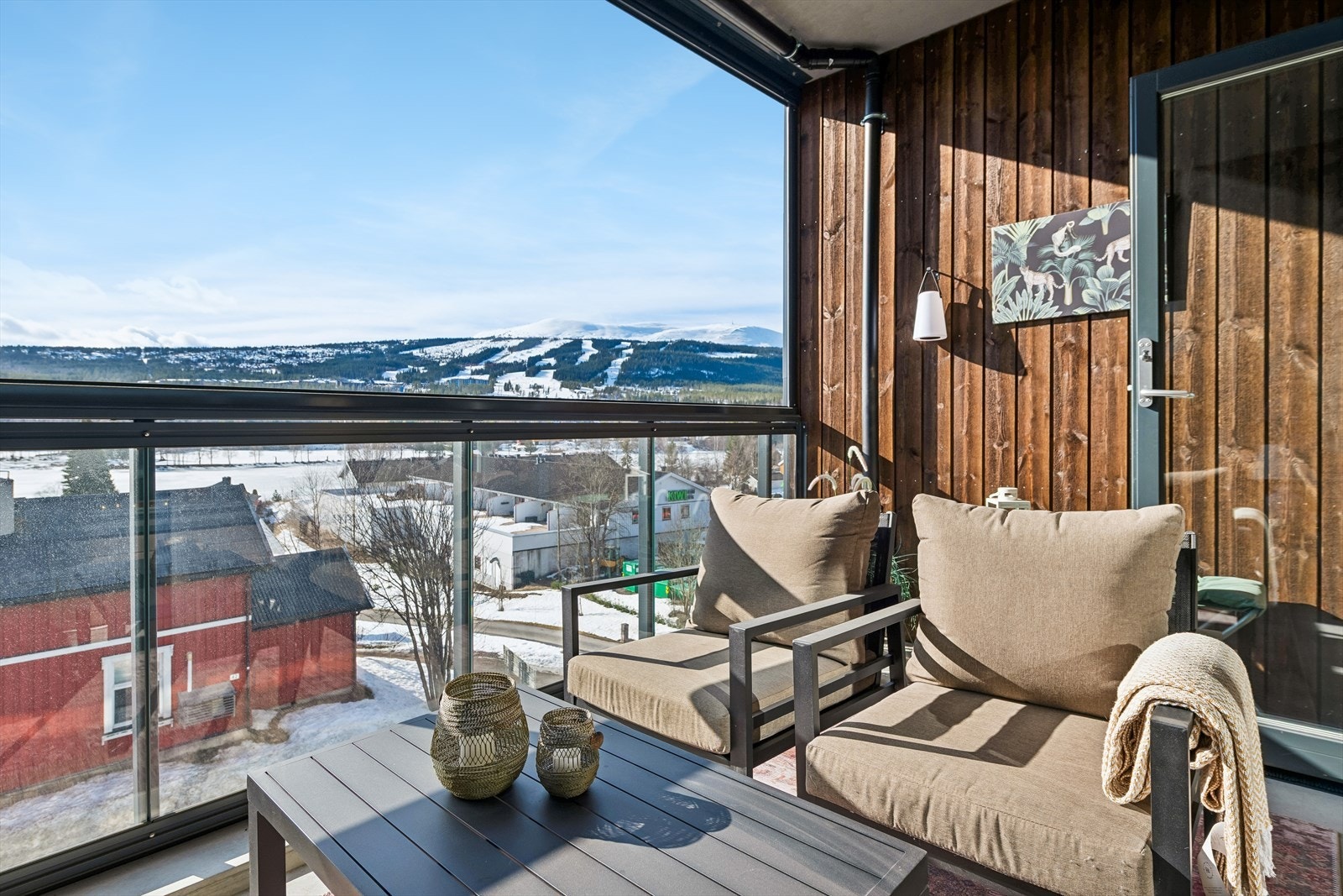 Solrik uteplass med vid utsikt. Terrasse på 9 kvm med fleksible vindusfelt Galleribilde