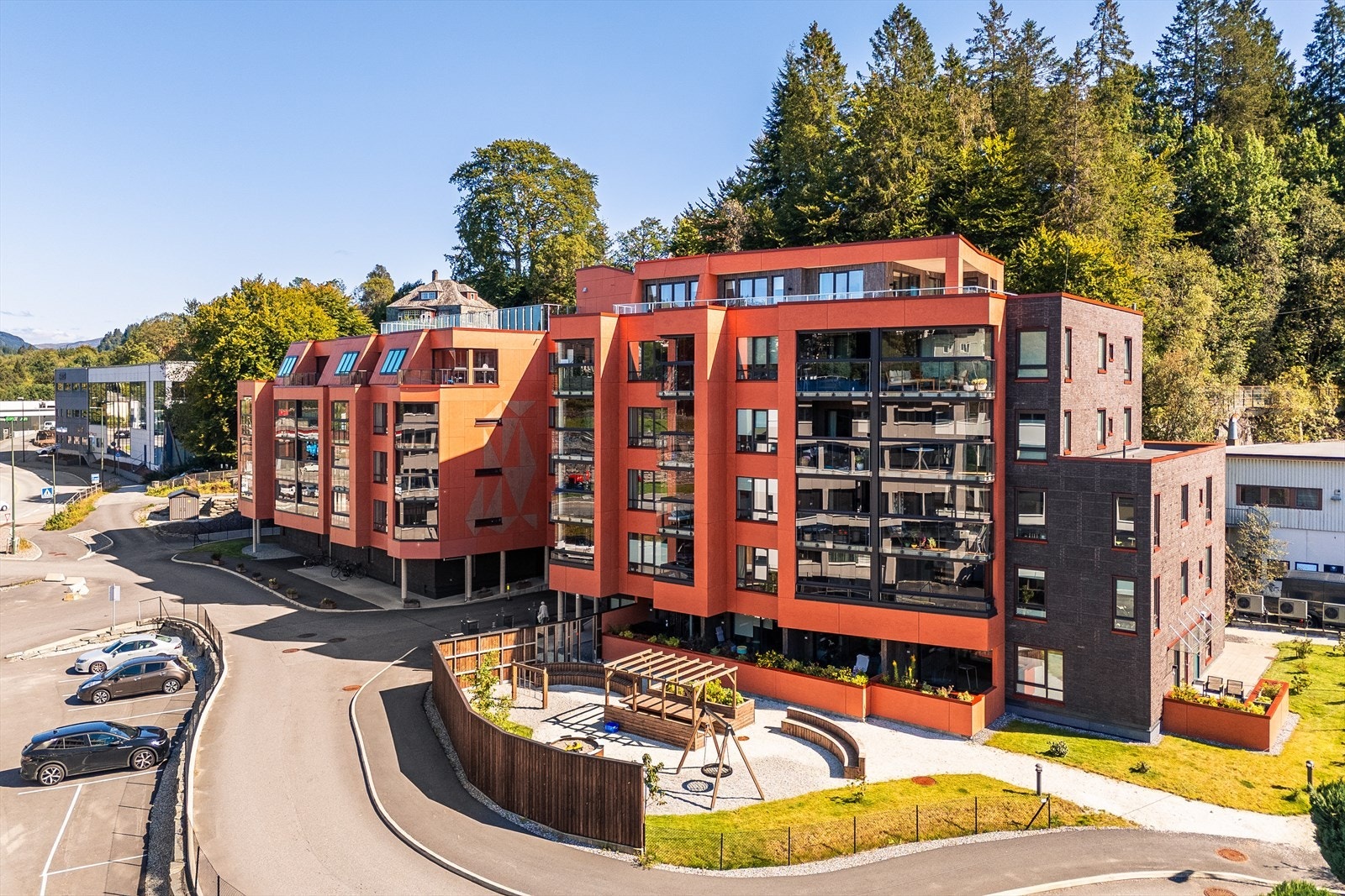 Fra eiendommen har vi bybane, Kiwi, Sats og Isushi alle innenfor 100meters avstand. | Det er med andre ord den perfekte beliggenheten for en behagelig hverdag ! Galleribilde