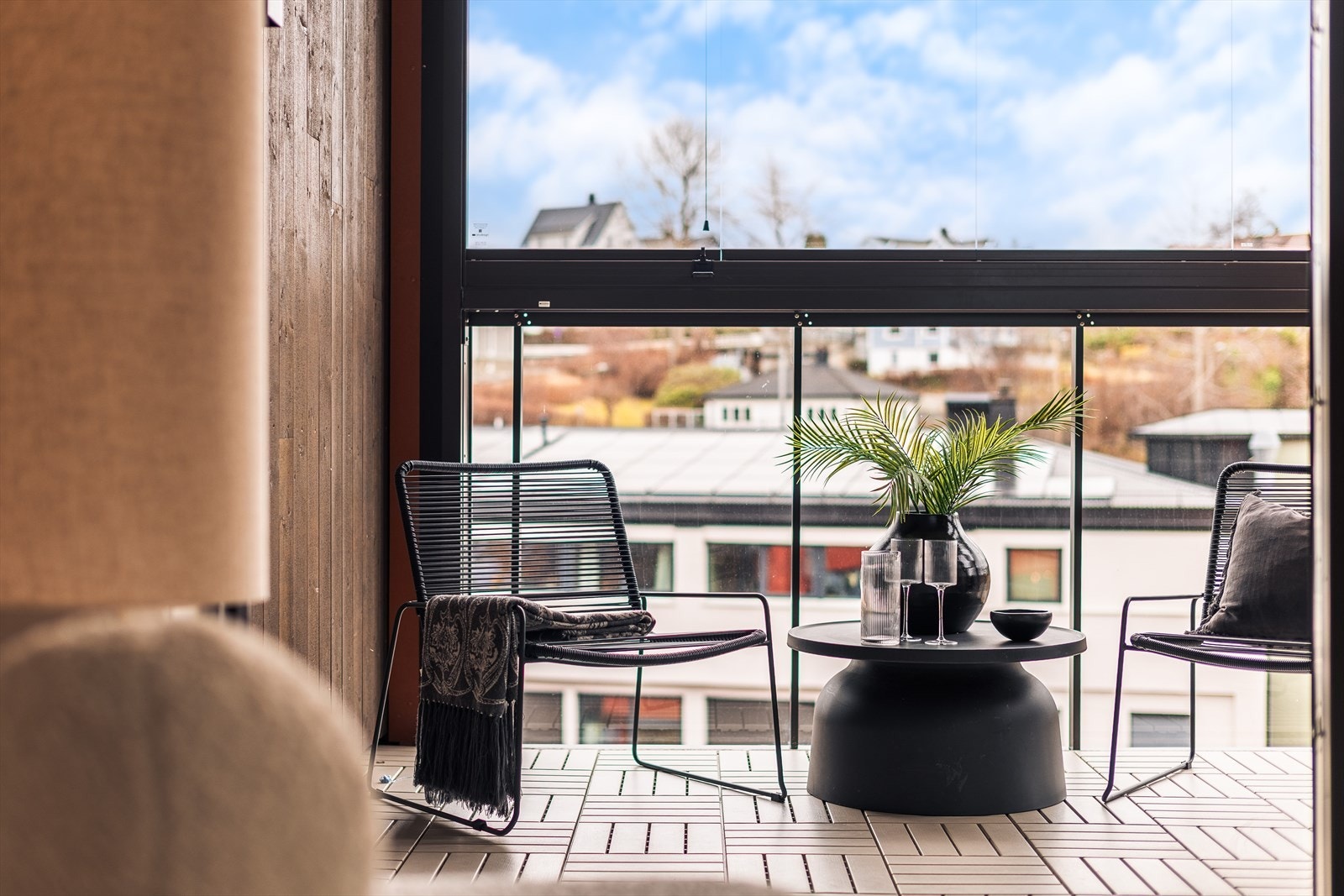 Den innglassede balkongen måler 7kvm og gir god plass til en hyggelig sittegruppe og/eller spisegruppe | Perfekt for avslapning hele året. Galleribilde