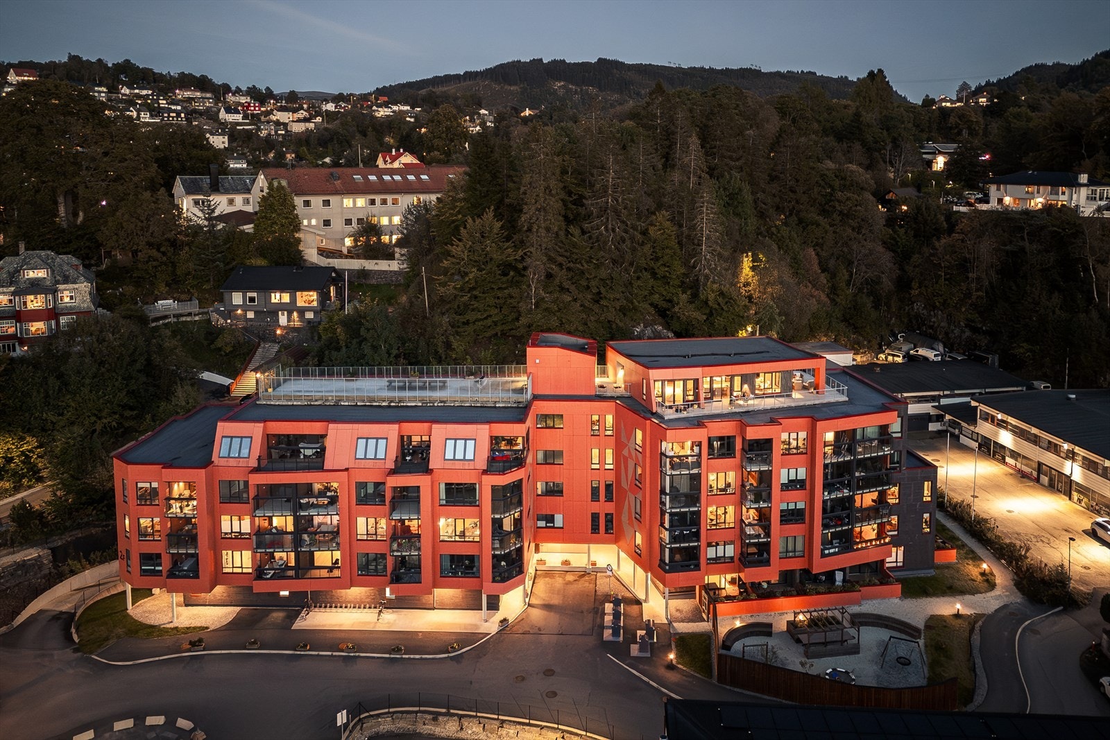 Sameiet eier en egen gjesteleilighet (studioleilighet) i bygget som beboerne kan disponere ved behov. Dette er utrolig praktisk ved f.eks større besøk. Galleribilde