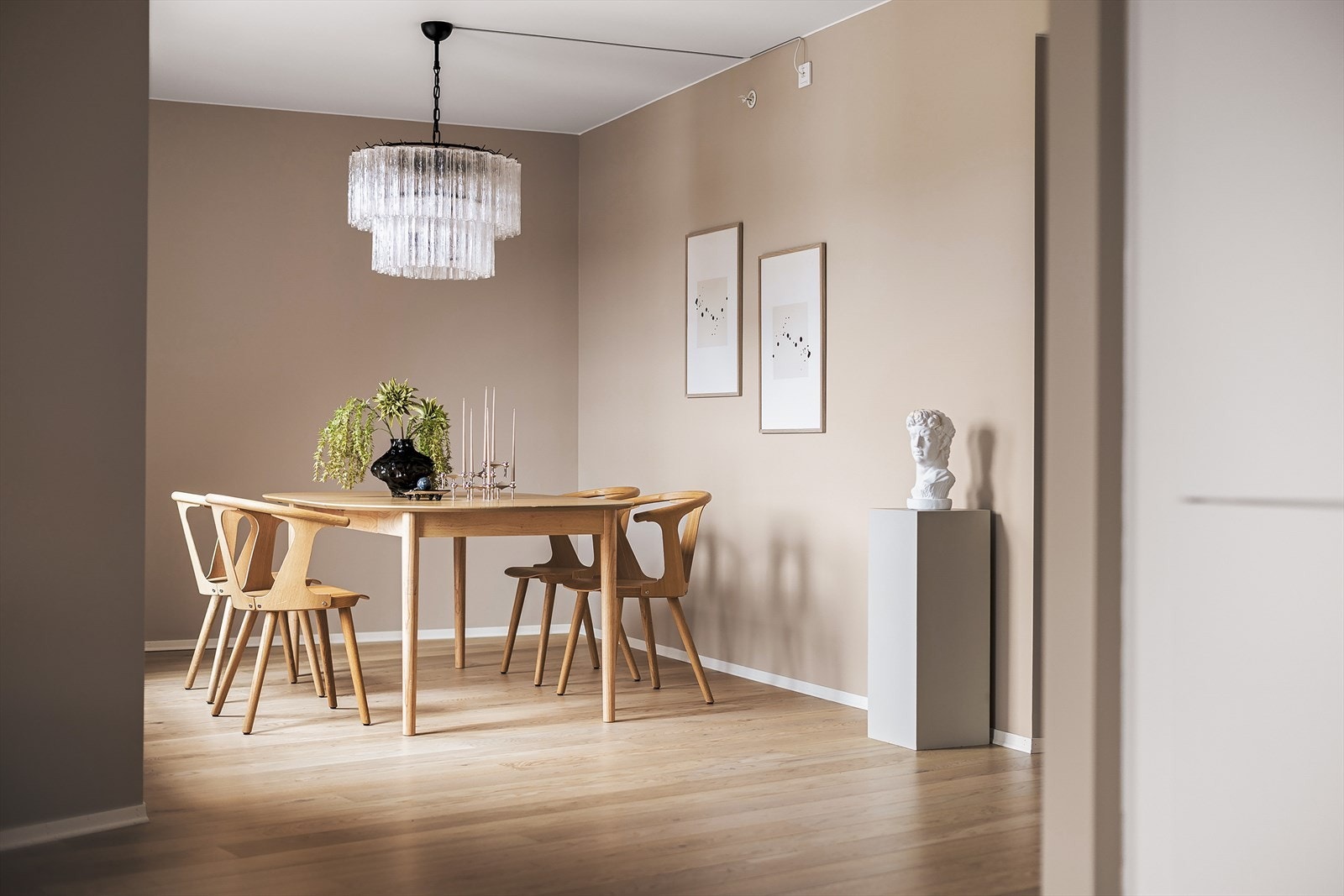 Utmerket spisegruppenisje | Dette tillater en åpen stue kjøkken løsning hvor man fortsatt er adskilt på en god måte Galleribilde