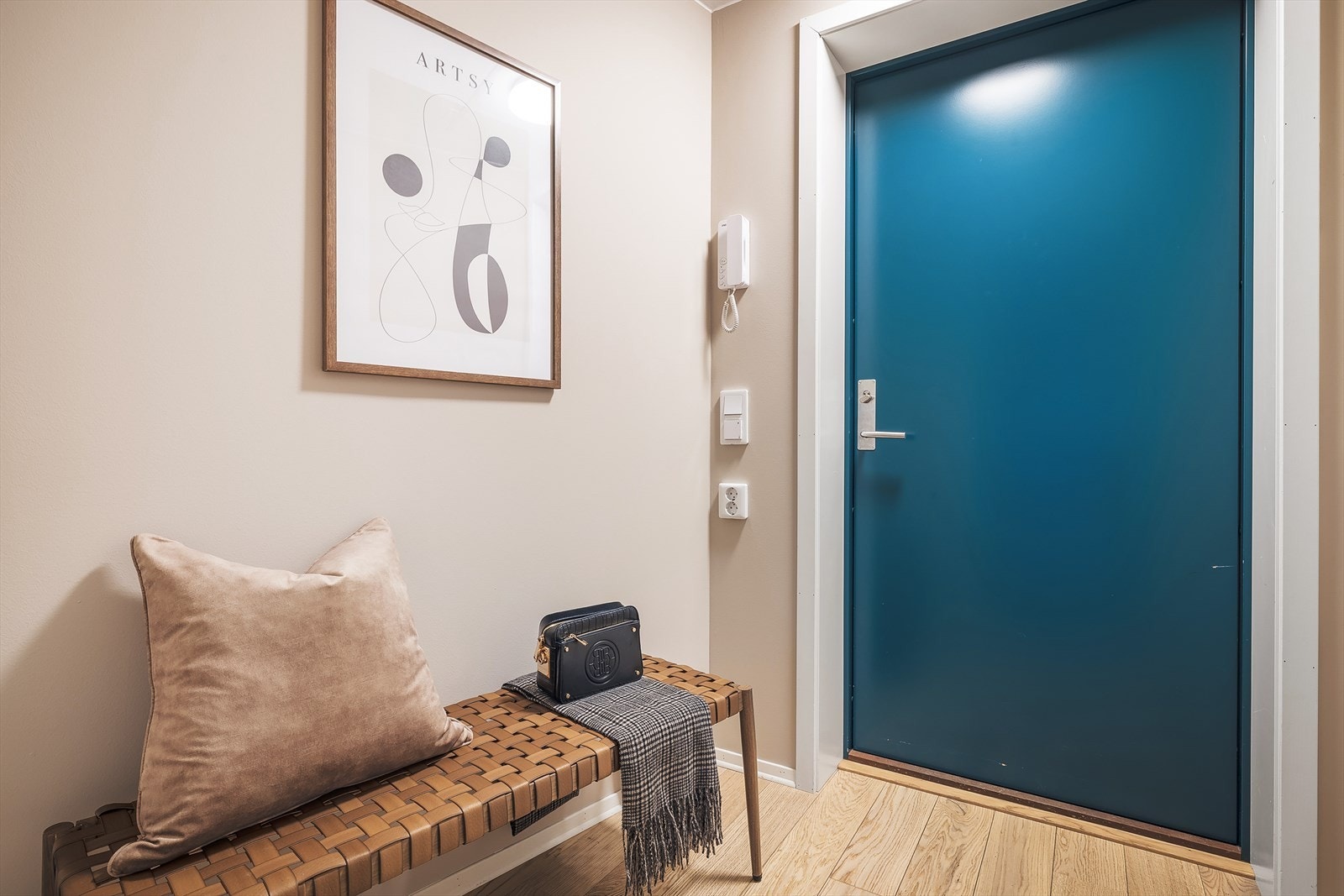 Innbydende lys og romslig entrée | Til leiligheten er det trappefri adkomst via heis Galleribilde