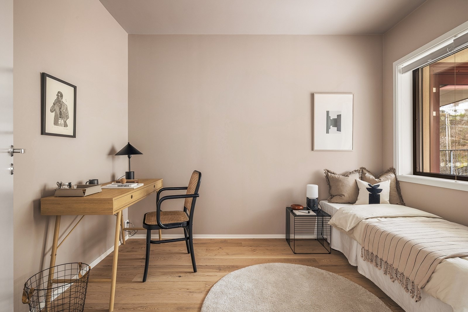 Soverom 2 måler 8,5kvm | Boligen har balansert ventilasjon som bidrar til et godt inneklima og en god søvnkvalitet. Galleribilde