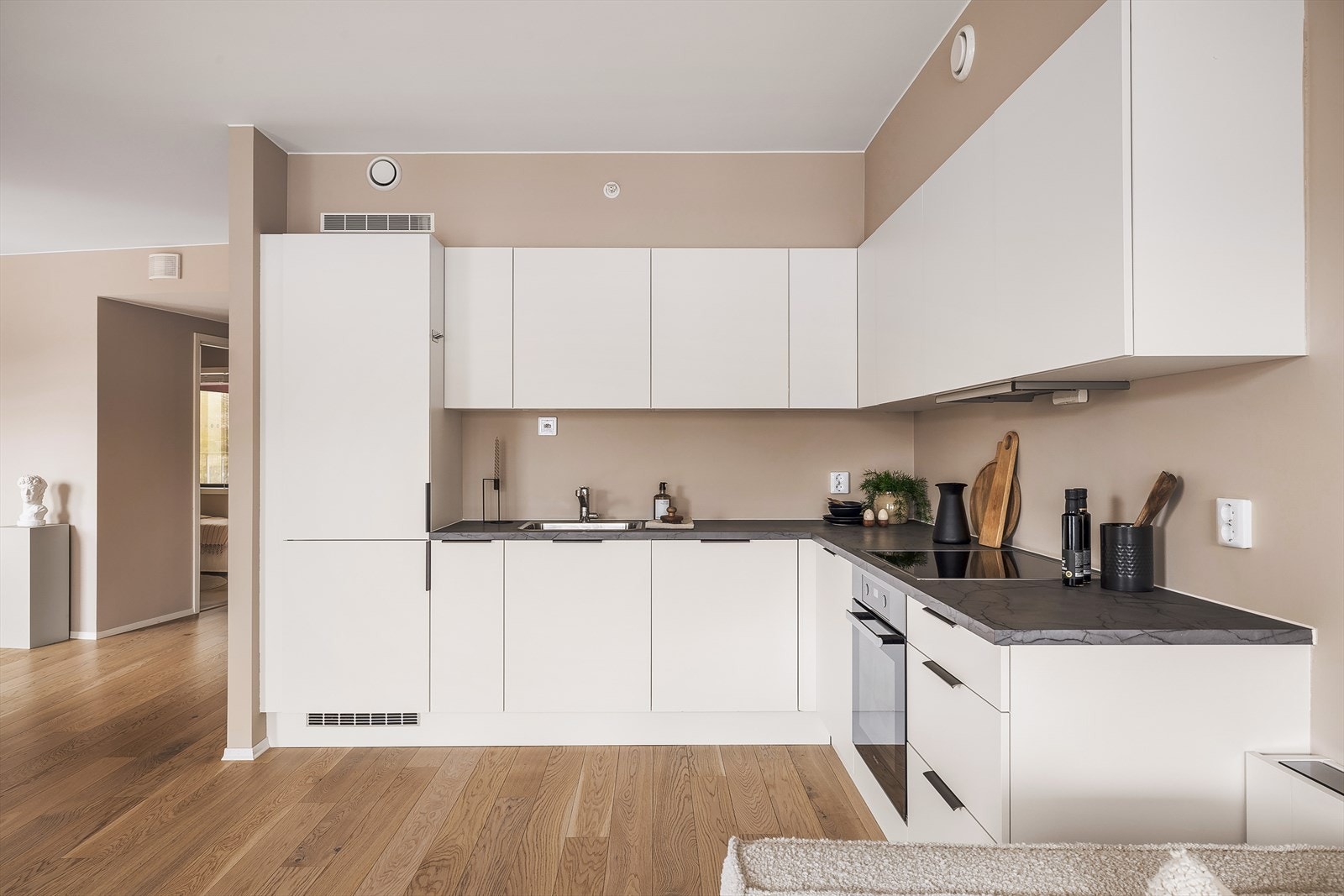 Det stilfulle kjøkkenet har godt med benke og oppbevaringsplass | Hvitevarer er levert fra kvalitetsmerket Miele . Galleribilde