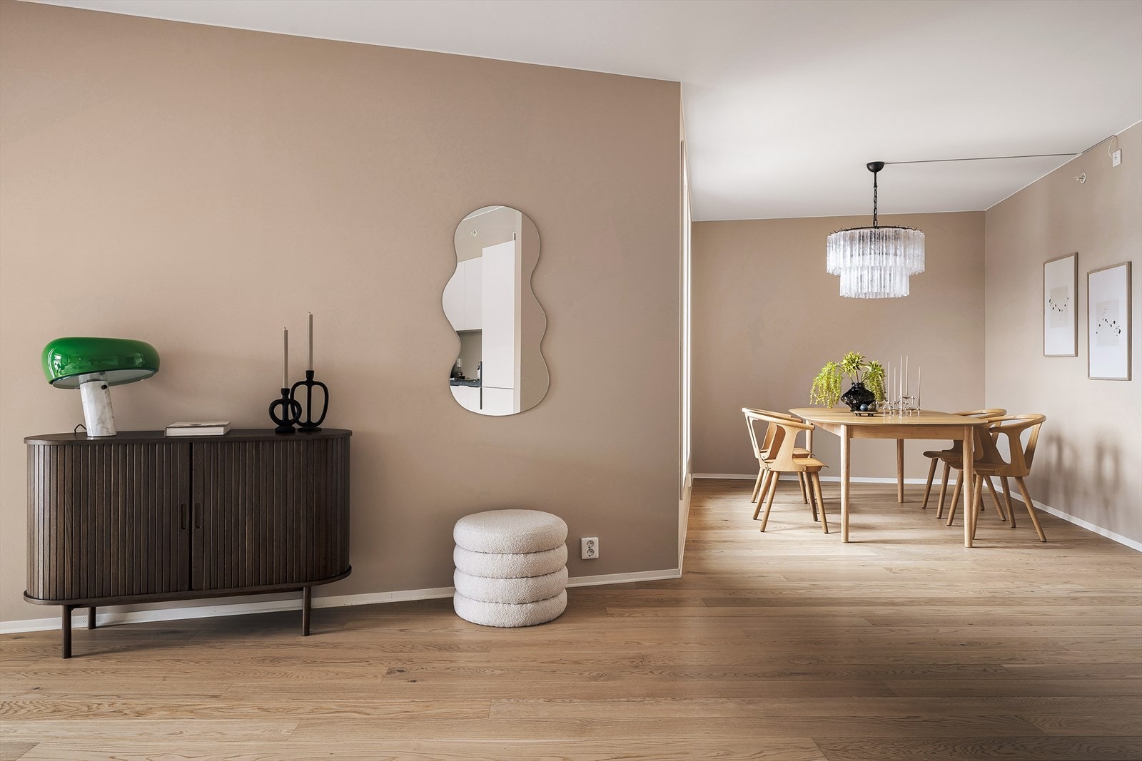 Leiligheten har en åpen stue- og kjøkkenløsning | Spisesonen er derimot adskilt fra stuesonen på en utmerket måte Galleribilde