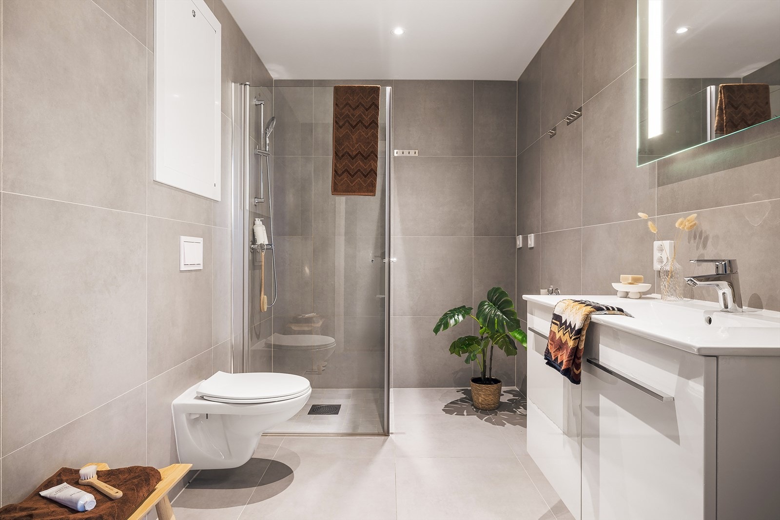 Badet er smakfullt innredet med moderne materialvalg og en delikat stil. | Merk de lekre 60x60 flisene Galleribilde